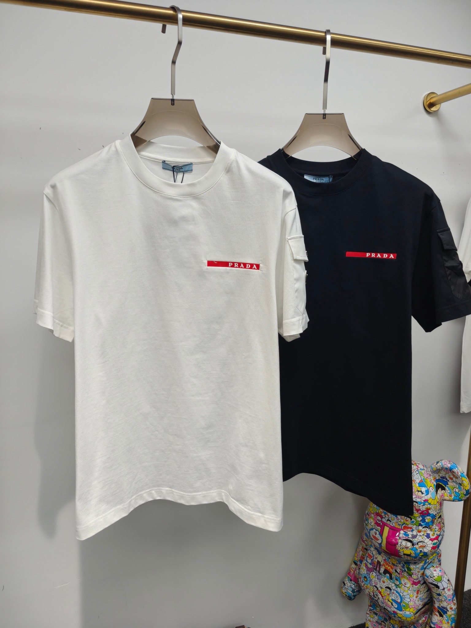 NO:142447,PR2025 spring and summer new style first-time counter latest short-sleeved small micro wide round neck T-shirt, high-end customization, avant-garde and fashionable design!  Brand logo heavy craft design, high-end customized Xinjiang long velvet cotton fabric. It feels soft and comfortable to wear. The counter-level exquisite car line is fine. The workmanship is exquisite. The upper body effect is invincible and handsome!  A must-have item for handsome men!  Color black white S-XXL, T-shirt,tees,t-shirt,alexander wang19860909PR2025春夏新款首发专柜最新款短袖小微阔圆领T恤 高端订制 设计前卫时尚！品牌logo重工艺设计 高端定制新疆长绒棉面料.手感柔软.穿着舒适.专柜级别精致车线.做工精细.上身效果无敌帅气！型男必备单品！ 颜色黑色 白色 码数S-XXL,,T-shirt,tees，t-shirt,alexander wang,Men's clothing