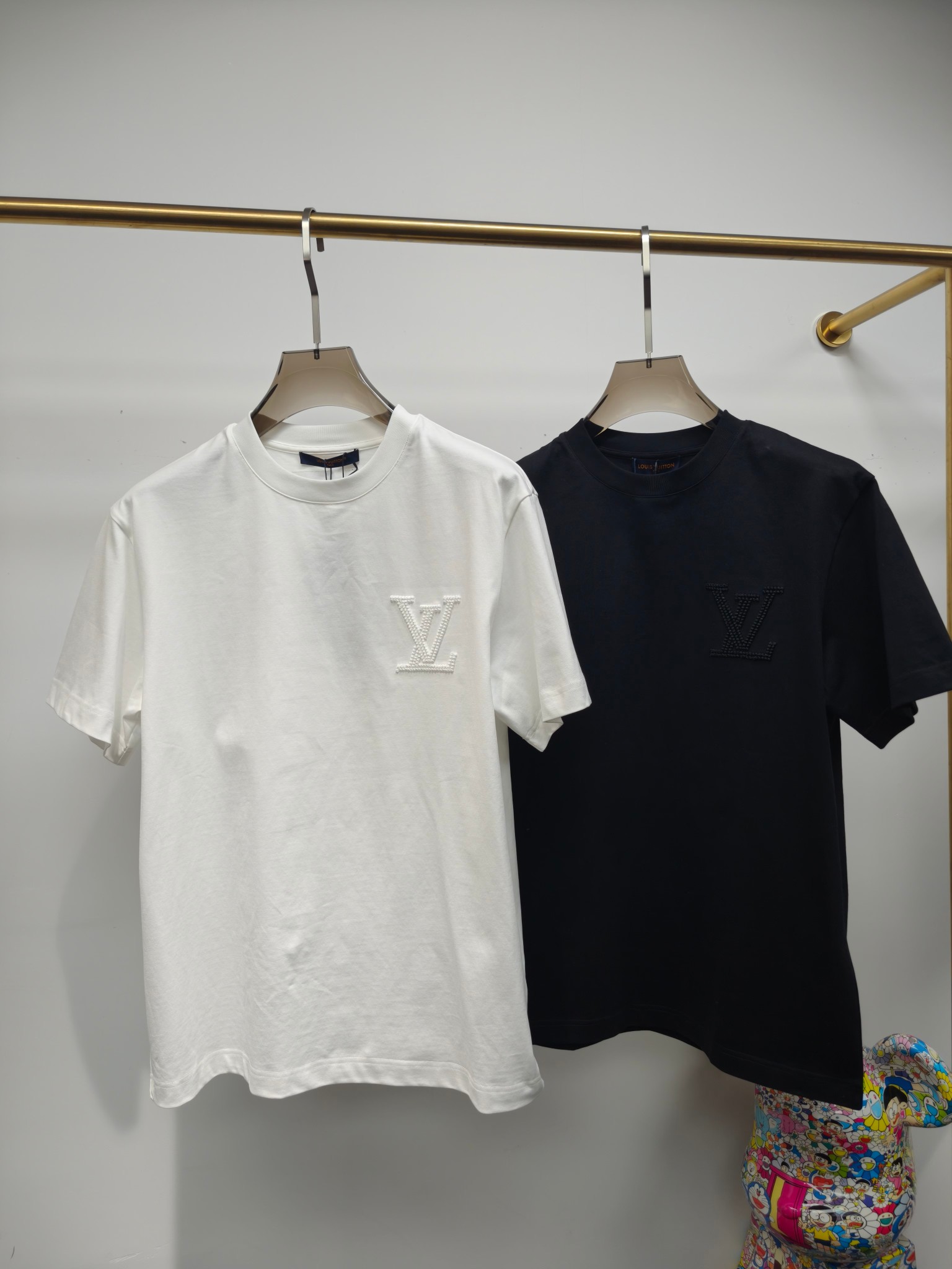 NO:142449,1V2025 spring and summer new style first launch counter latest short-sleeved small micro wide round neck T-shirt, high-end customization, avant-garde and fashionable design!  Brand logo heavy craft design, high-end customized Xinjiang long velvet cotton fabric. It feels soft and comfortable to wear. The counter-level exquisite car line is fine. The workmanship is exquisite. The upper body effect is invincible and handsome!  A must-have item for handsome men!  Color black white S-XXL, T-shirt,tees,t-shirt,alexander wang198609091V2025春夏新款首发专柜最新款短袖小微阔圆领T恤 高端订制 设计前卫时尚！品牌logo重工艺设计 高端定制新疆长绒棉面料.手感柔软.穿着舒适.专柜级别精致车线.做工精细.上身效果无敌帅气！型男必备单品！ 颜色黑色 白色 码数S-XXL,,T-shirt,tees，t-shirt,alexander wang,Men's clothing