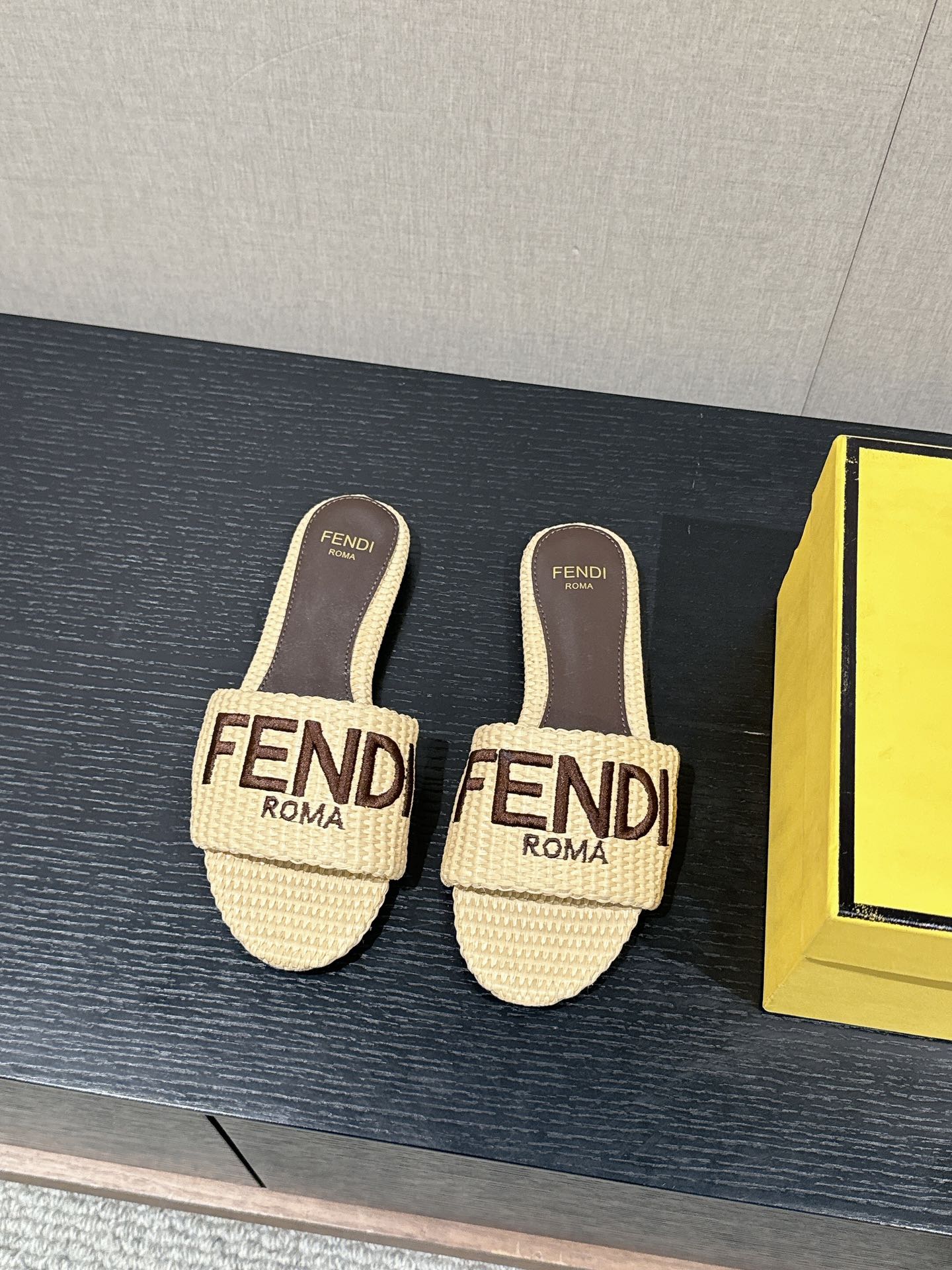 Fendi Schuhe Badelatschen Schaffell Stroh gewebt Frühling/Sommer Kollektion