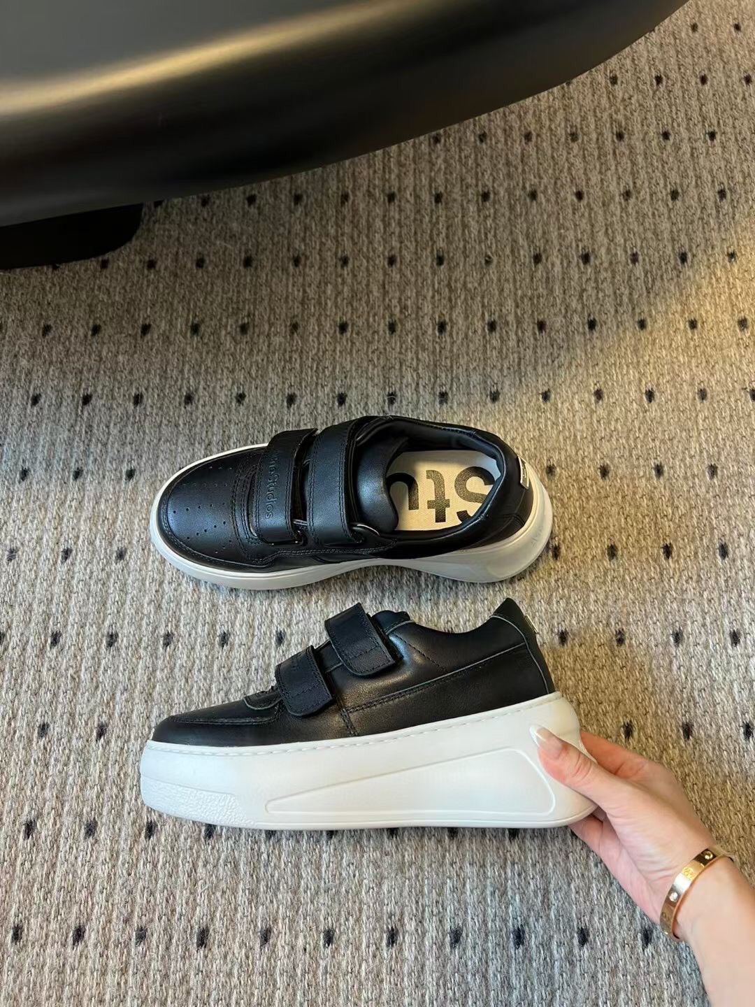 “Acne Studios’ Premium Thick Bottom Shoes for Fall/Winter 2024 Collection” - 图片 3