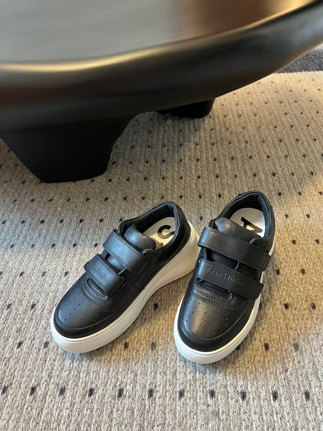 “Acne Studios’ Premium Thick Bottom Shoes for Fall/Winter 2024 Collection” - 图片 1