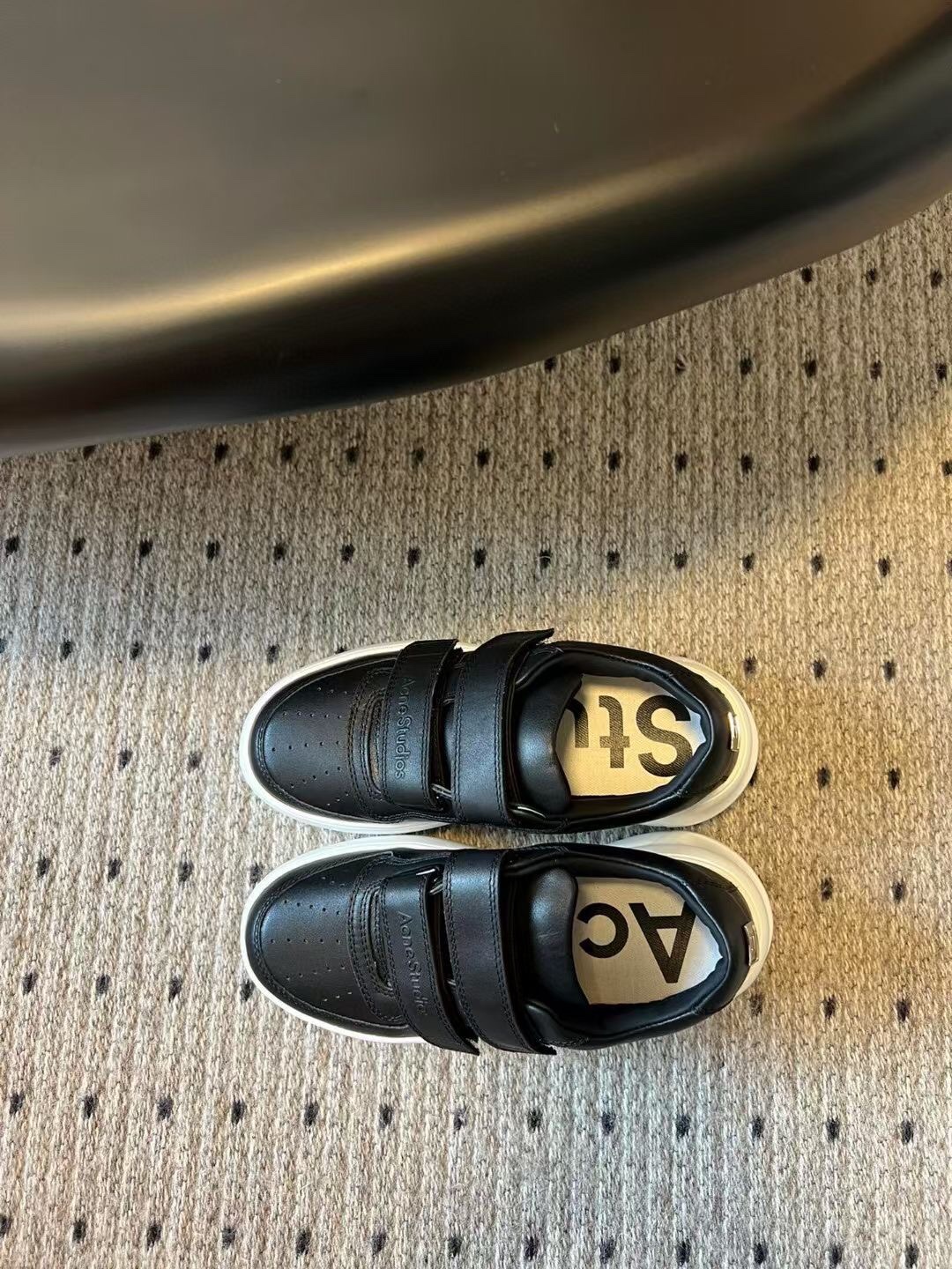 “Acne Studios’ Premium Thick Bottom Shoes for Fall/Winter 2024 Collection” - 图片 2