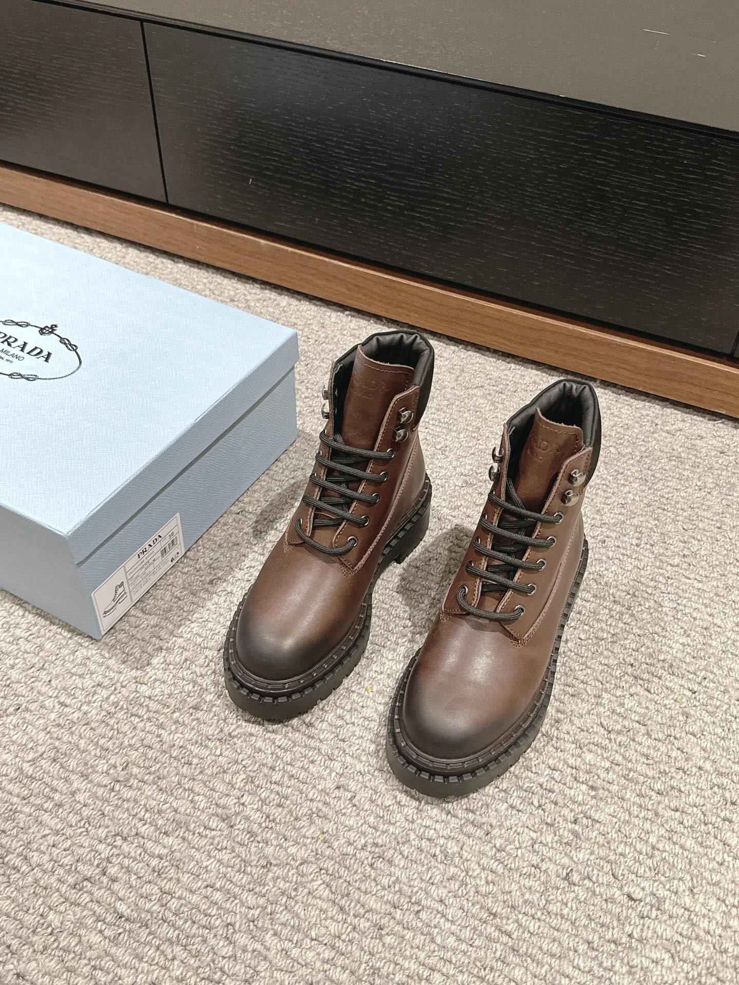 PRADA 马丁靴 擦色牛皮 厚底 系带 短靴