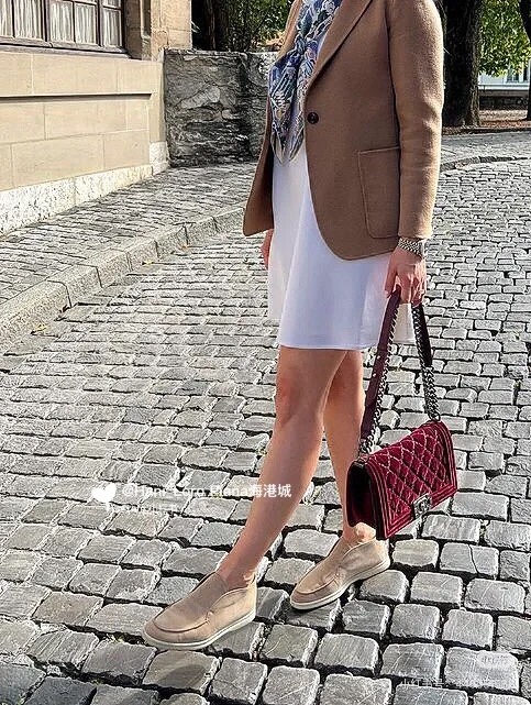 NO:480318,Tote bag plus booklet 25G219 counter original single purchase level Loro Piana Open walk autumn and winter series purchasing quality brand new upgrade version original details minimalist LP-style autumn romance, originated from the super yacht of the Lp family, deck shoes natural rubber soles, and the comfort level has become the unique white-soled shoes. The most popular old money style~ the popular white-soled shoes are low-key and luxurious, the best choice for the rich!  Top cashmere brand, simple, luxurious and soft style. The more unintentional it is, the more you want to think about it!  Shoe shape is excellent and high quality is different. The currency cost is much higher on the market. The leather is very soft and comfortable, and the leather is unique in the country. Upper: LP Italian original leather, cowhide. Sole material: original two-color transparent rubber non-slip sole. Size35-42 (customized for all sizes, no return or exchange), loofahs, loro piana, loro piana, loafers, cowhide19860909手提袋加册子25G219专柜原单代购级别 Loro Piana Open walk秋冬系列代购品质 全新升级对版original details极简的LP式秋季浪漫,来源自于Lp家族的超级游艇,甲板鞋天然橡胶鞋底,拿捏舒适度成为独一无二的白底鞋,最热门的老钱风～爆款白底鞋低调奢华,富人不二之选！ 顶级羊绒品牌,简约奢华柔软风格 越不经意才越有令人想要琢磨的味道！ 鞋型韵味超赞高品质区别市面通货成本高很多 皮质柔软舒适度极高,皮料全国独一档 鞋面:LP意大利原皮,牛皮垫脚 底材:original双色透明橡胶防滑大底 Size35-42（所有尺码定制不退换）,乐福鞋,loro piana,loro piana,loafers,cowhide,Women's Shoes