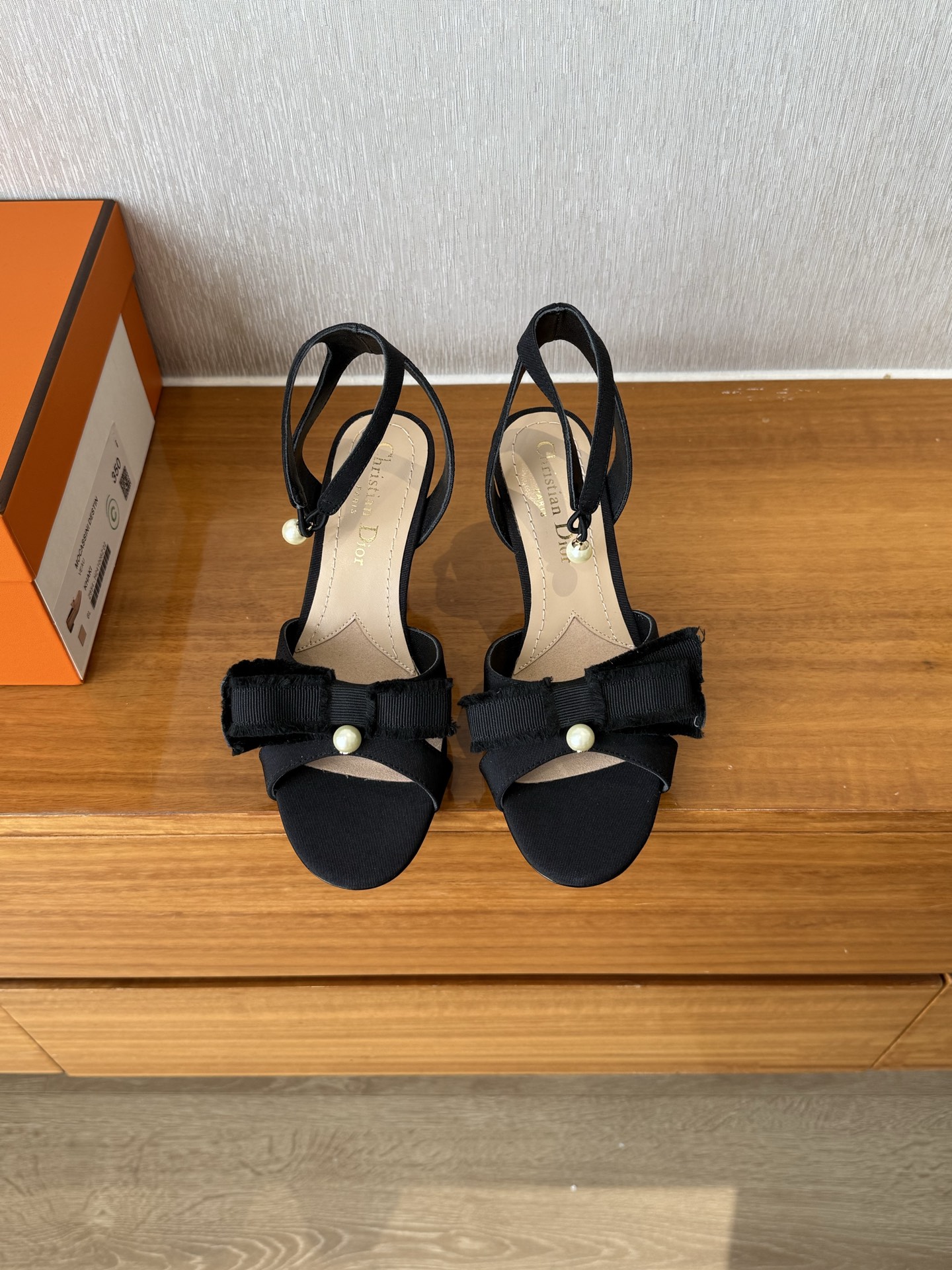 NO:233332,Top quality Dior ss25 new arrival~ Dior spring and summer new high heel slippers CD presentation ADIORABLE high heels series Grosgrain tassel bow-tie pearl upper shows fashion style Beads and bows are embellished, and the shape adds elegant temperament # Upper grosgrain fabric   sheepskin lining Bow 1:1 Custom CD logo resin beads Heel height 8cm Easy to wear ~ Sole; Italian imported leather soles size 35-39 (34 40 41 Custom made without return), sandals, dior, dior, sandals, high heels, slippers, sheepskin, Leather soles19860909顶级品质 Dior ss25 new arrival～ 迪奥春夏新款高跟拖鞋 CD倾情呈献 ADIORABLE高跟鞋系列 罗缎流苏蝴蝶结珍珠鞋面尽显时尚格调 珠饰及蝴蝶结饰以点缀,造型增添高雅气质# 鞋面罗缎织物 羊皮里衬 蝴蝶结1:1定制CD标志树脂珠饰 跟高8cm 好穿舒适～ 鞋底；意大利进口真皮大底 size 35-39 (34 40 41订做不退换）,凉鞋,dior,dior,sandals,high heels,slippers,sheepskin,Leather soles,Women's Shoes