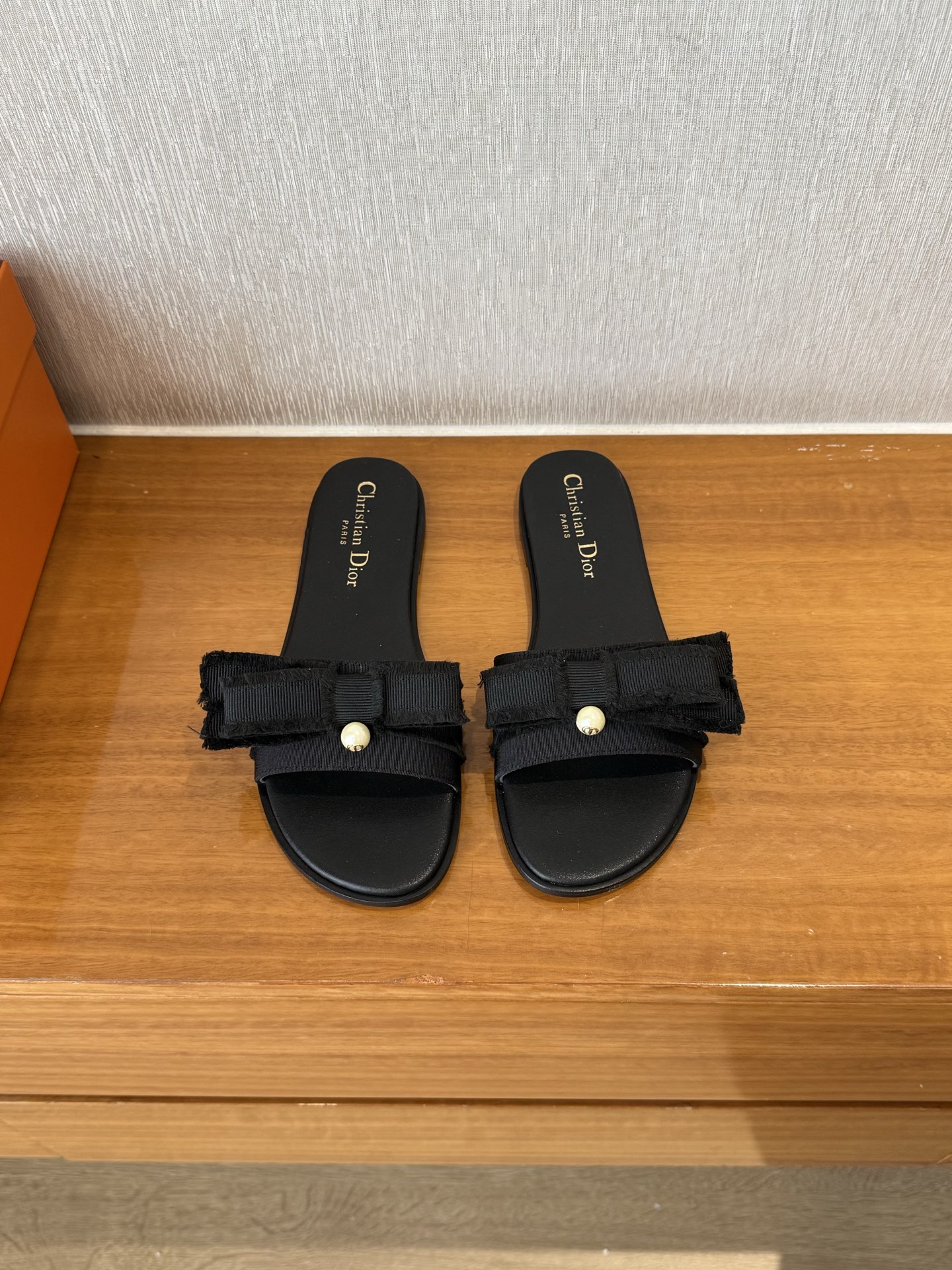 NO:233329,Top quality Dior ss25 new arrival~ Dior spring and summer new flat slippers CD presentation ADIORABLE high heels series Grosgrain tassel bow-tie pearl upper shows fashion style Beads and bows are embellished, and the shape adds elegant temperament # Upper grosgrain fabric   sheepskin lining Bow 1:1 customized CD logo resin beads Heel height 1cm easy to put on and take off ~ Sole; Italian imported leather soles size 35-39 (34 40 41 custom made without return), slippers, dior, dior, high heels, slippers, sheepskin, Leather soles19860909顶级品质 Dior ss25 new arrival～ 迪奥春夏新款平底拖鞋 CD倾情呈献 ADIORABLE高跟鞋系列 罗缎流苏蝴蝶结珍珠鞋面尽显时尚格调 珠饰及蝴蝶结饰以点缀,造型增添高雅气质# 鞋面罗缎织物 羊皮里衬 蝴蝶结1:1定制CD标志树脂珠饰 跟高1cm 穿脱方便～ 鞋底；意大利进口真皮大底 size 35-39 (34 40 41订做不退换）,拖鞋,dior,dior,high heels,slippers,sheepskin,Leather soles,Women's Shoes