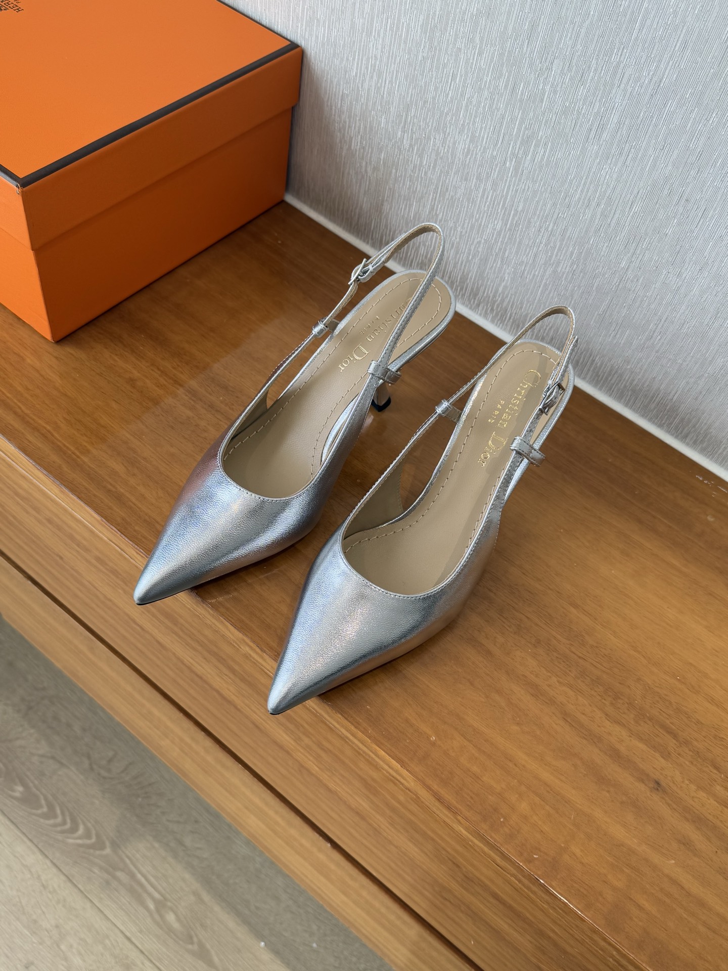 NO:233320,Top quality Dior ss25 new arrival~ Dior spring and summer new pointed high heels, a model work of Dior's exposed series high heels!  Exquisite, every pair of Buddhas is a work of art, integrating nobility and elegance. The upper is selected as A-grade sheepskin   sheepskin lining. Original open mold crystal beads. Original 1:1 customized CD logo resin beads. Heel height 8cm. It is easy to wear. Sole; Italian imported leather soles. Size 35-39 (34 40 41 customized non-return). High heels, dior, dior, sandals, high heels, sheepskin, Leather soles.19860909顶级品质 Dior ss25 new arrival～ 迪奥春夏新款尖头高跟鞋 露跟系列高跟鞋Dior典范之作！精致绝伦, 每一双放佛都是艺术品,集高贵优雅于一体 鞋面甄选A级羊皮 羊皮里衬 原版开模水晶珠饰 原版1:1定制CD标志树脂珠饰 跟高8cm 好穿舒适～ 鞋底；意大利进口真皮大底 size 35-39 (34 40 41订做不退换）,高跟鞋凉鞋,dior,dior,sandals,high heels,sheepskin,Leather soles,Women's Shoes