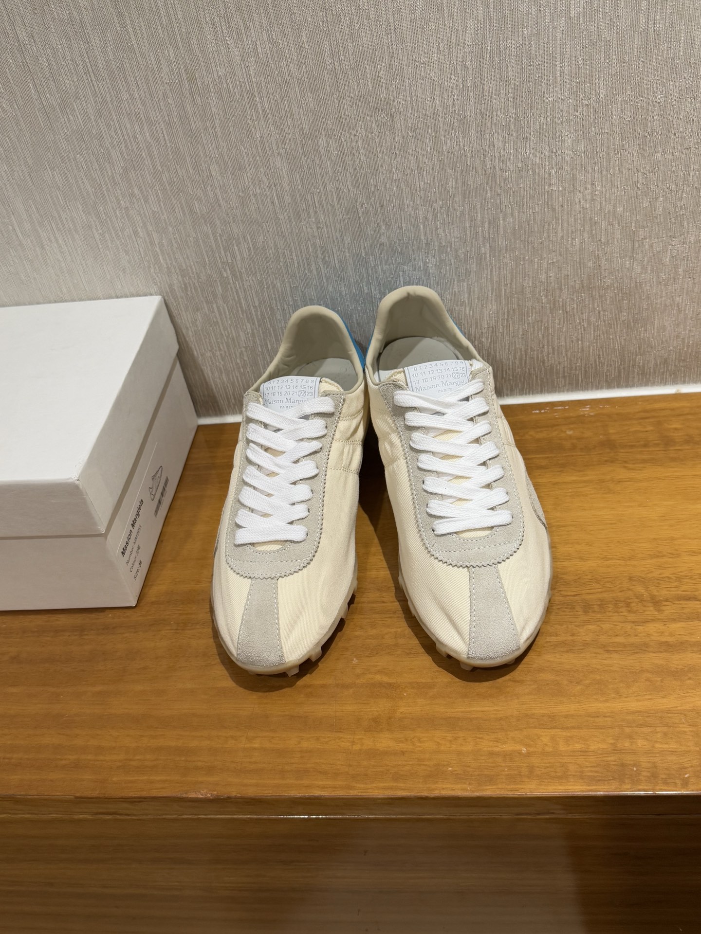 NO:233328,Upgraded version Maison Margiela ss25 new arrival~ MM6 Maison Margiela｜Couple thin-soled sneakers Sprinter Once again entered the popular thin-soled shoes trend. The whole shoe is very light and soft~ The foot feels comfortable~ You can control whether it is a skirt or a pants. A must-have item for daily travel matching!  Easy to live in various occasions... → The upper is made of twill, suede and retro-treated calfskin!  Equipped with soft nails with extreme flooring, the heel is decorated with the iconic stitching of Margiela shoes products~ → The shoes are specially made of old-fashioned, which makes it more retro, giving the feeling of time passing after a long time~ Cowhide/Niujing material fabric Original non-slip rubber outsole Size: Women's 35-40, casual shoes/sports shoes, masion margiela, masion margiela, sneakers, skirts, cowhide19860909升级版本 Maison Margiela ss25 new arrival～ MM6马吉拉｜情侣款薄底运动鞋Sprinter 再度入局大热的薄底鞋风潮整个鞋子非常的轻便和柔软～脚感舒适～无论配裙子 裤子都能驾驭 日常出行搭配必备单品！轻松hod住各种场合… →鞋面采用斜纹布,绒面革以及经过复古处理的小牛皮制成！配备有极致贴地的软钉防滑橡胶大底,后跟处则缀有Margiela鞋履产品标志性的缝线～ →鞋子大货做了特别的做旧处理,穿起来更复古,呈现像穿了很久之后的时光流逝的感觉～ 牛皮/牛京材质配布 原版防滑橡胶大底 Size:女35-40,休闲鞋/运动鞋,masion margiela,masion margiela,sneakers,skirts,cowhide,Women's Shoes