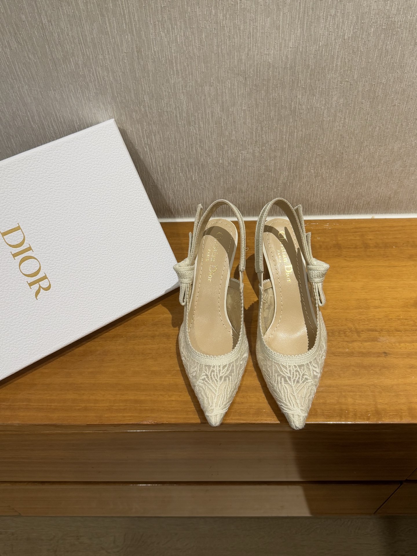 NO:233303,Top quality Dior Classic Tingxu slingback #2025 new colors# Classic colors are supplied for a long time!  The exquisite embroidered upper   ironing craftsmanship is exquisite, and every pair of Buddhas is a work of art, combining nobility and elegance!  Imported lambskin upper, selected water-dyed lambskin material in the inner lining, imported cowhide sole from Italy, lambskin bag heel height 1cm 6.5cm 10cm size35-39 (34 40 41 custom made without return), high heels sandals, dior, sandals, high heels, cowhide, sheepskin19860909顶级品质 Dior 经典廷续 slingback #2025新色# 经典色长期供应！ 精工刺绣鞋面 烫钻工艺,精致绝伦, 每一双放佛都是艺术品,集高贵优雅于一体！ 鞋面进口小羊皮,内里甄选水染小羊皮材质, 鞋底意大利进口牛皮底,小羊皮包跟 跟高1cm 6.5cm 10cm size35-39 (34 40 41定做不退换）,高跟鞋凉鞋,dior,sandals,high heels,cowhide,sheepskin,Women's Shoes