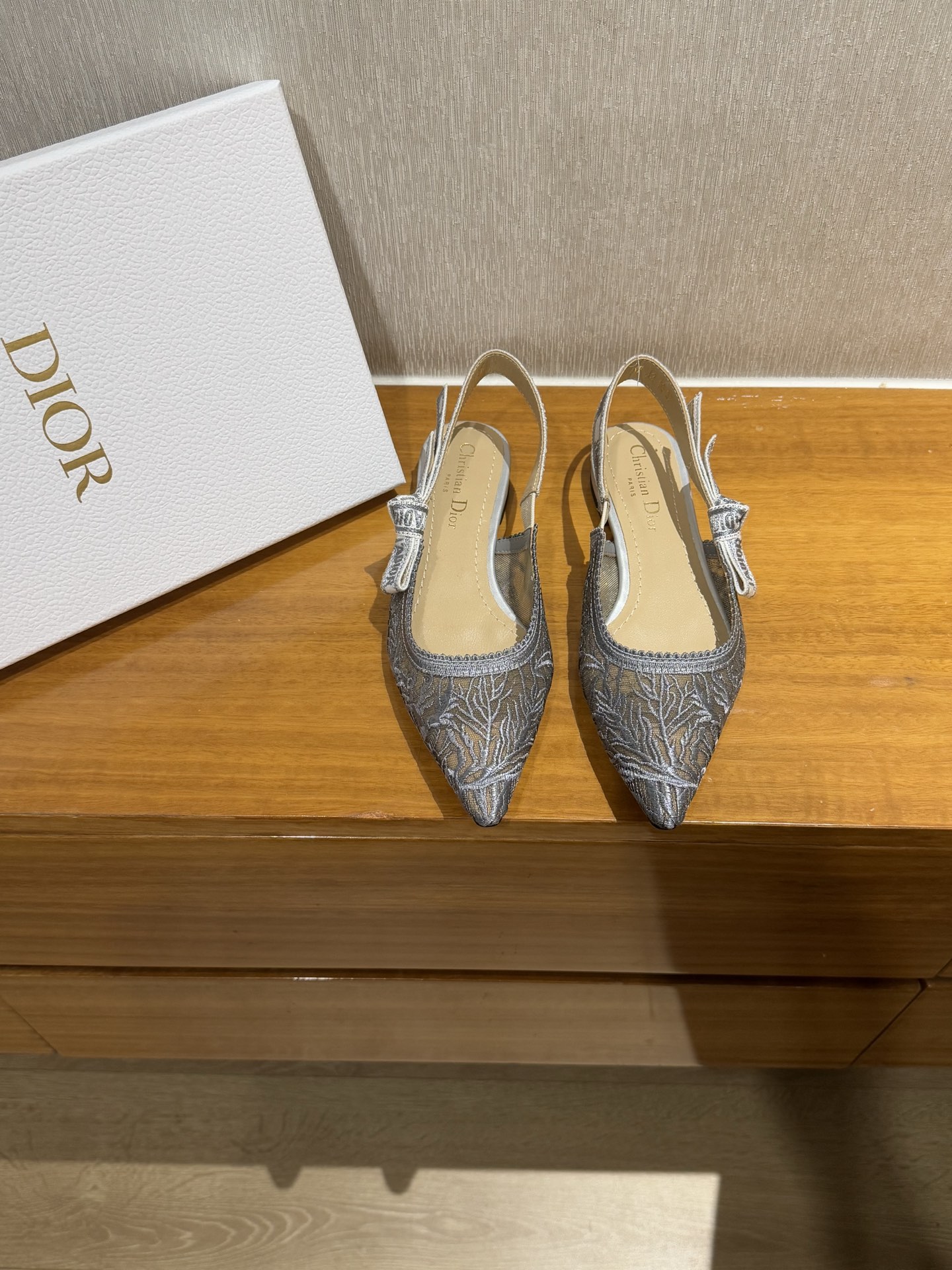 NO:233309,Top quality Dior Classic Tingxu slingback #2025 new colors# Classic colors are supplied for a long time!  The exquisite embroidered upper   ironing craftsmanship is exquisite, and every pair of Buddhas is a work of art, combining nobility and elegance!  Imported lambskin upper, selected water-dyed lambskin material in the inner lining, imported cowhide sole from Italy, lambskin bag heel height 1cm 6.5cm 10cm size35-39 (34 40 41 custom made without return), high heels sandals, dior, sandals, high heels, cowhide, sheepskin19860909顶级品质 Dior 经典廷续 slingback #2025新色# 经典色长期供应！ 精工刺绣鞋面 烫钻工艺,精致绝伦, 每一双放佛都是艺术品,集高贵优雅于一体！ 鞋面进口小羊皮,内里甄选水染小羊皮材质, 鞋底意大利进口牛皮底,小羊皮包跟 跟高1cm 6.5cm 10cm size35-39 (34 40 41定做不退换）,高跟鞋凉鞋,dior,sandals,high heels,cowhide,sheepskin,Women's Shoes