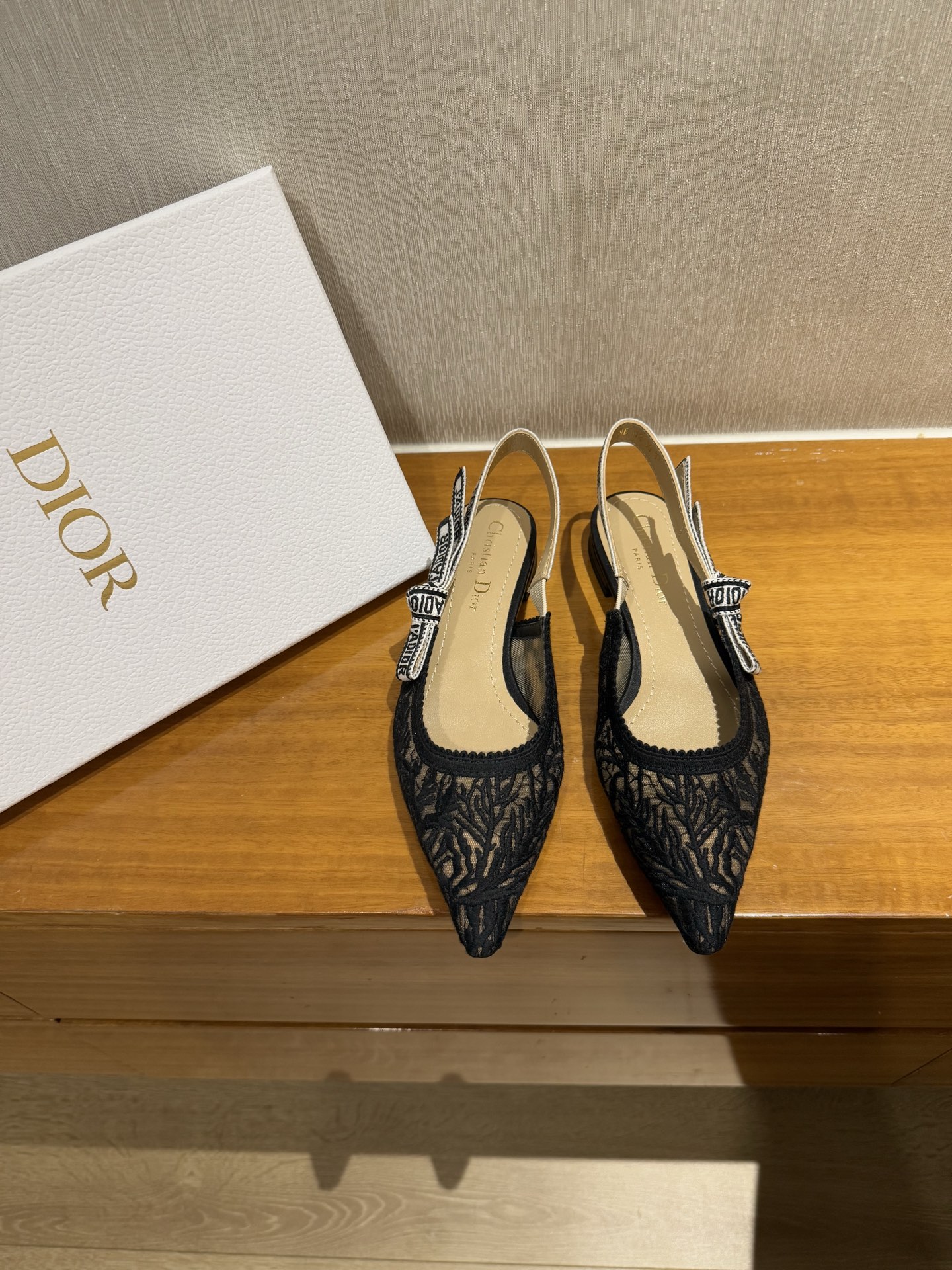 NO:233315,Top quality Dior Classic Tingxu slingback #2025 new colors# Classic colors are supplied for a long time!  The exquisite embroidered upper   ironing craftsmanship is exquisite, and every pair of Buddhas is a work of art, combining nobility and elegance!  Imported lambskin upper, selected water-dyed lambskin material in the inner lining, imported cowhide sole from Italy, lambskin bag heel height 1cm 6.5cm 10cm size35-39 (34 40 41 custom made without return), high heels sandals, dior, sandals, high heels, cowhide, sheepskin19860909顶级品质 Dior 经典廷续 slingback #2025新色# 经典色长期供应！ 精工刺绣鞋面 烫钻工艺,精致绝伦, 每一双放佛都是艺术品,集高贵优雅于一体！ 鞋面进口小羊皮,内里甄选水染小羊皮材质, 鞋底意大利进口牛皮底,小羊皮包跟 跟高1cm 6.5cm 10cm size35-39 (34 40 41定做不退换）,高跟鞋凉鞋,dior,sandals,high heels,cowhide,sheepskin,Women's Shoes