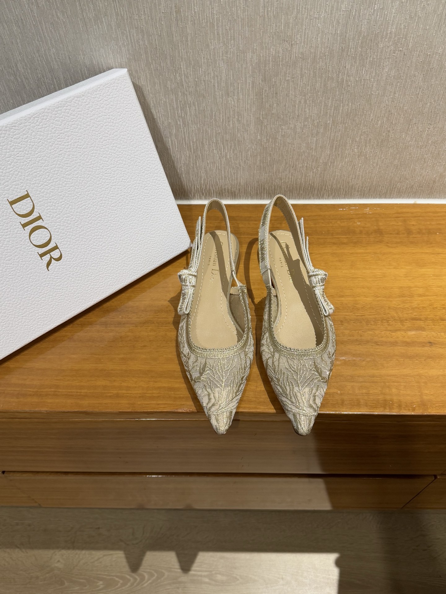 NO:233321,Top quality Dior Classic Tingxu slingback #2025 new colors# Classic colors are supplied for a long time!  The exquisite embroidered upper   ironing craftsmanship is exquisite, and every pair of Buddhas is a work of art, combining nobility and elegance!  Imported lambskin upper, selected water-dyed lambskin material in the inner lining, imported cowhide sole from Italy, lambskin bag heel height 1cm 6.5cm 10cm size35-39 (34 40 41 custom made without return), high heels sandals, dior, sandals, high heels, cowhide, sheepskin19860909顶级品质 Dior 经典廷续 slingback #2025新色# 经典色长期供应！ 精工刺绣鞋面 烫钻工艺,精致绝伦, 每一双放佛都是艺术品,集高贵优雅于一体！ 鞋面进口小羊皮,内里甄选水染小羊皮材质, 鞋底意大利进口牛皮底,小羊皮包跟 跟高1cm 6.5cm 10cm size35-39 (34 40 41定做不退换）,高跟鞋凉鞋,dior,sandals,high heels,cowhide,sheepskin,Women's Shoes