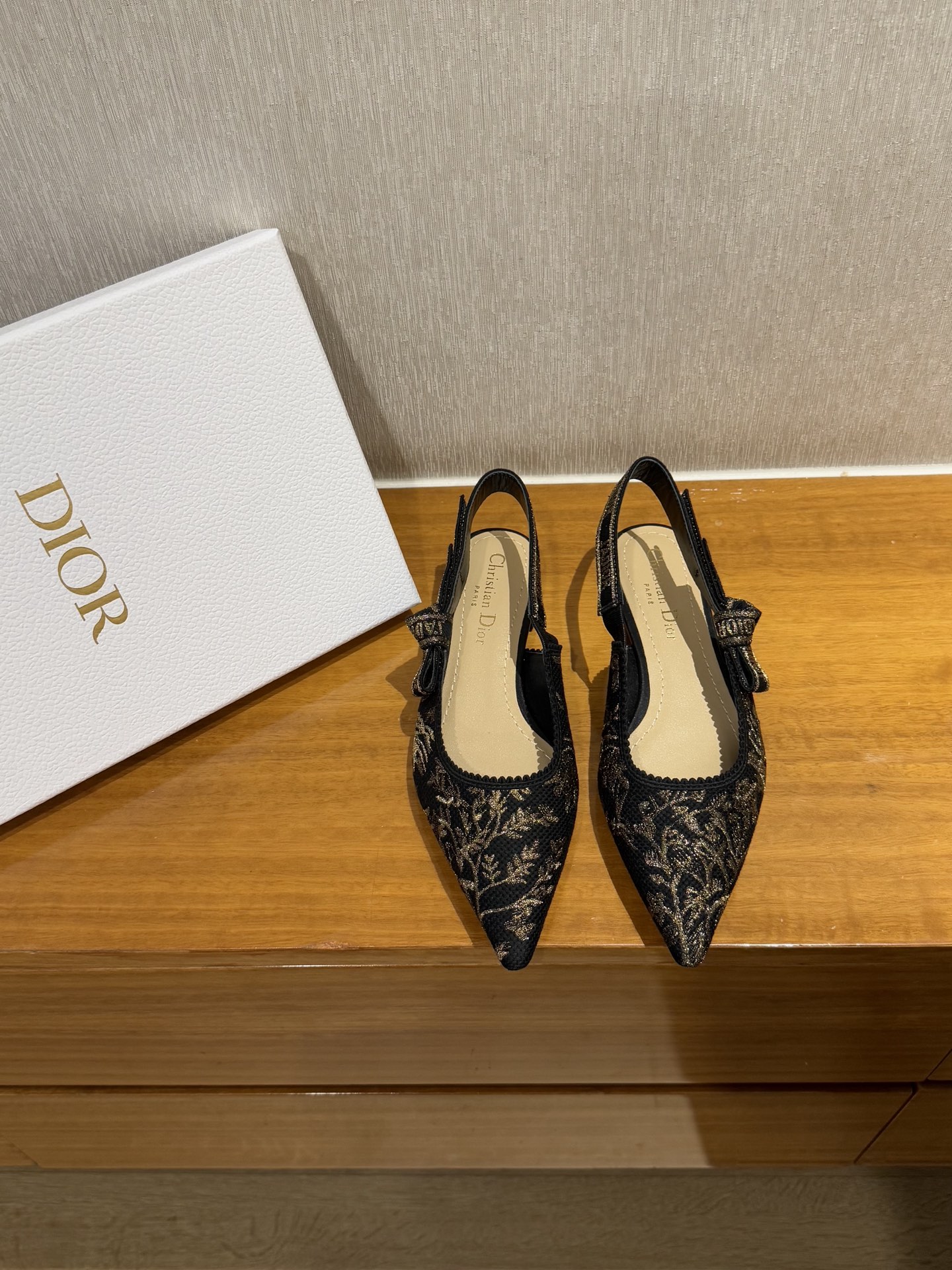 NO:233327,Top quality Dior Classic Tingxu slingback #2025 new colors# Classic colors are supplied for a long time!  The exquisite embroidered upper   ironing craftsmanship is exquisite, and every pair of Buddhas is a work of art, combining nobility and elegance!  Imported lambskin upper, selected water-dyed lambskin material in the inner lining, imported cowhide sole from Italy, lambskin bag heel height 1cm 6.5cm 10cm size35-39 (34 40 41 custom made without return), high heels sandals, dior, sandals, high heels, cowhide, sheepskin19860909顶级品质 Dior 经典廷续 slingback #2025新色# 经典色长期供应！ 精工刺绣鞋面 烫钻工艺,精致绝伦, 每一双放佛都是艺术品,集高贵优雅于一体！ 鞋面进口小羊皮,内里甄选水染小羊皮材质, 鞋底意大利进口牛皮底,小羊皮包跟 跟高1cm 6.5cm 10cm size35-39 (34 40 41定做不退换）,高跟鞋凉鞋,dior,sandals,high heels,cowhide,sheepskin,Women's Shoes