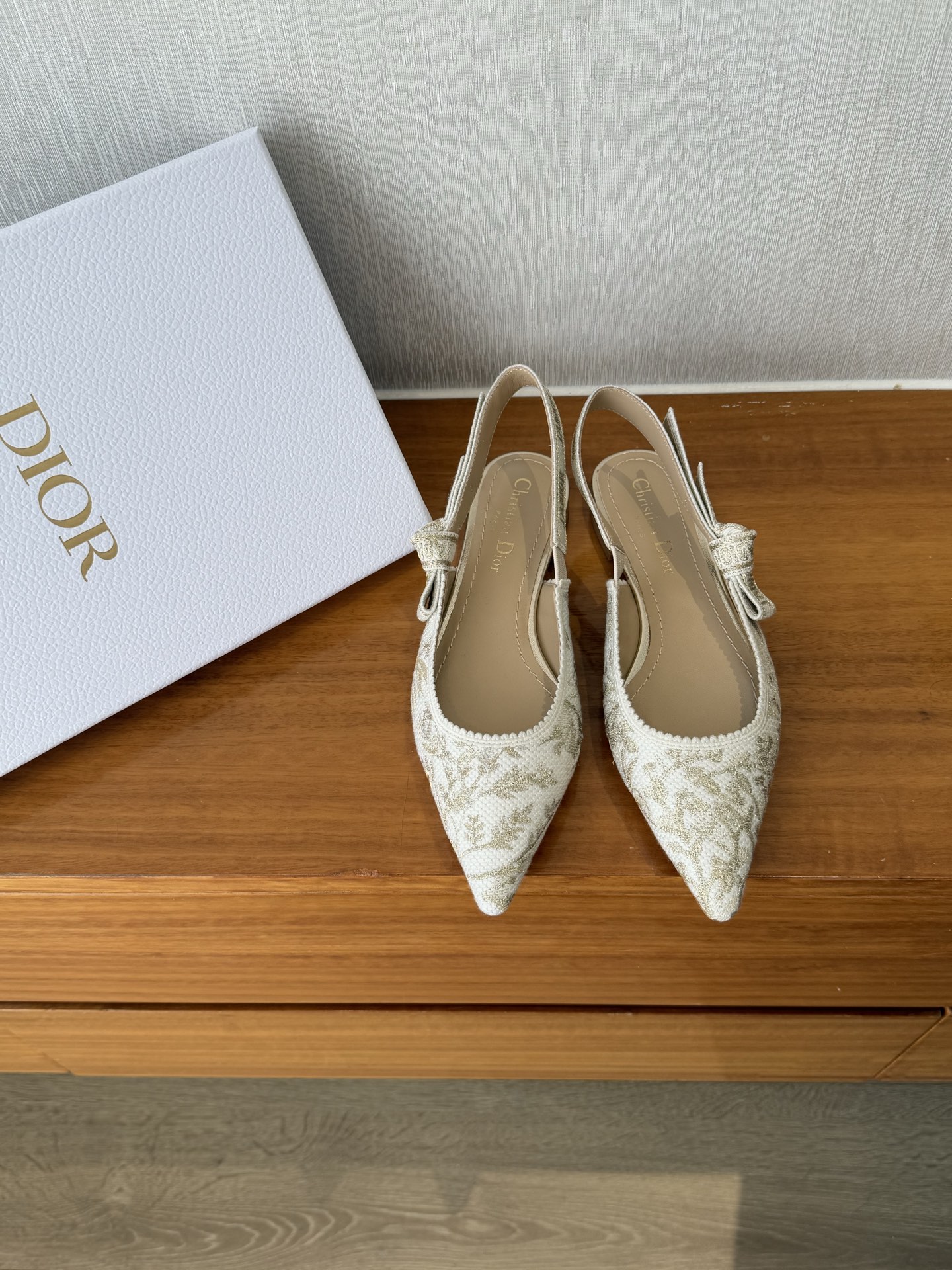 NO:233304,Top quality Dior Classic Tingxu slingback #2025 new colors# Classic colors are supplied for a long time!  The exquisite embroidered upper   ironing craftsmanship is exquisite, and every pair of Buddhas is a work of art, combining nobility and elegance!  Imported lambskin upper, selected water-dyed lambskin material in the inner lining, imported cowhide sole from Italy, lambskin bag heel height 1cm 6.5cm 10cm size35-39 (34 40 41 custom made without return), high heels sandals, dior, sandals, high heels, cowhide, sheepskin19860909顶级品质 Dior 经典廷续 slingback #2025新色# 经典色长期供应！ 精工刺绣鞋面 烫钻工艺,精致绝伦, 每一双放佛都是艺术品,集高贵优雅于一体！ 鞋面进口小羊皮,内里甄选水染小羊皮材质, 鞋底意大利进口牛皮底,小羊皮包跟 跟高1cm 6.5cm 10cm size35-39 (34 40 41定做不退换）,高跟鞋凉鞋,dior,sandals,high heels,cowhide,sheepskin,Women's Shoes