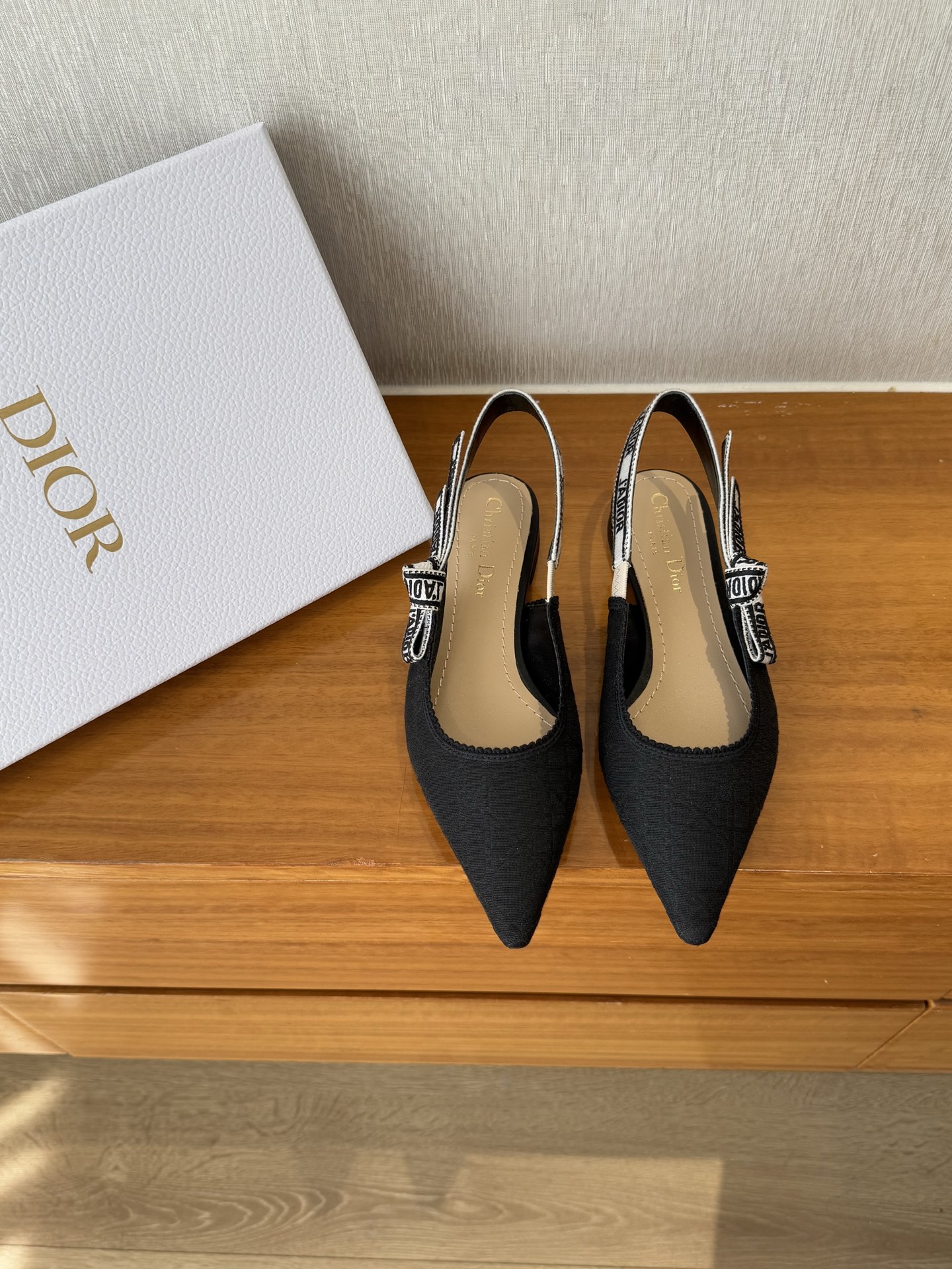 NO:233310,Top quality Dior Classic Tingxu slingback #2025 new colors# Classic colors are supplied for a long time!  The exquisite embroidered upper   ironing craftsmanship is exquisite, and every pair of Buddhas is a work of art, combining nobility and elegance!  Imported lambskin upper, selected water-dyed lambskin material in the inner lining, imported cowhide sole from Italy, lambskin bag heel height 1cm 6.5cm 10cm size35-39 (34 40 41 custom made without return), high heels sandals, dior, sandals, high heels, cowhide, sheepskin19860909顶级品质 Dior 经典廷续 slingback #2025新色# 经典色长期供应！ 精工刺绣鞋面 烫钻工艺,精致绝伦, 每一双放佛都是艺术品,集高贵优雅于一体！ 鞋面进口小羊皮,内里甄选水染小羊皮材质, 鞋底意大利进口牛皮底,小羊皮包跟 跟高1cm 6.5cm 10cm size35-39 (34 40 41定做不退换）,高跟鞋凉鞋,dior,sandals,high heels,cowhide,sheepskin,Women's Shoes