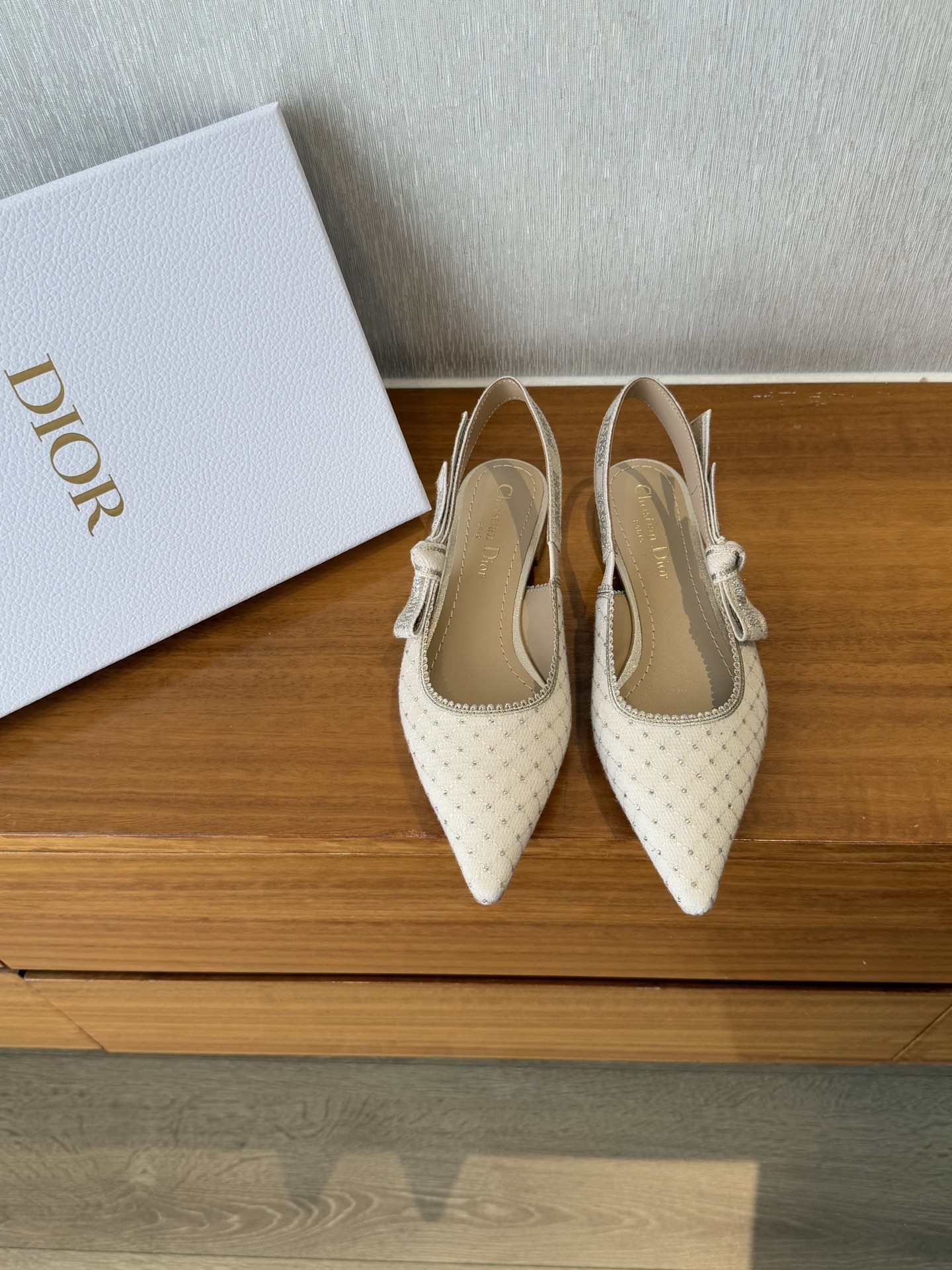 NO:233316,Top quality Dior Classic Tingxu slingback #2025 new colors# Classic colors are supplied for a long time!  The exquisite embroidered upper   ironing craftsmanship is exquisite, and every pair of Buddhas is a work of art, combining nobility and elegance!  Imported lambskin upper, selected water-dyed lambskin material in the inner lining, imported cowhide sole from Italy, lambskin bag heel height 1cm 6.5cm 10cm size35-39 (34 40 41 custom made without return), high heels sandals, dior, sandals, high heels, cowhide, sheepskin19860909顶级品质 Dior 经典廷续 slingback #2025新色# 经典色长期供应！ 精工刺绣鞋面 烫钻工艺,精致绝伦, 每一双放佛都是艺术品,集高贵优雅于一体！ 鞋面进口小羊皮,内里甄选水染小羊皮材质, 鞋底意大利进口牛皮底,小羊皮包跟 跟高1cm 6.5cm 10cm size35-39 (34 40 41定做不退换）,高跟鞋凉鞋,dior,sandals,high heels,cowhide,sheepskin,Women's Shoes