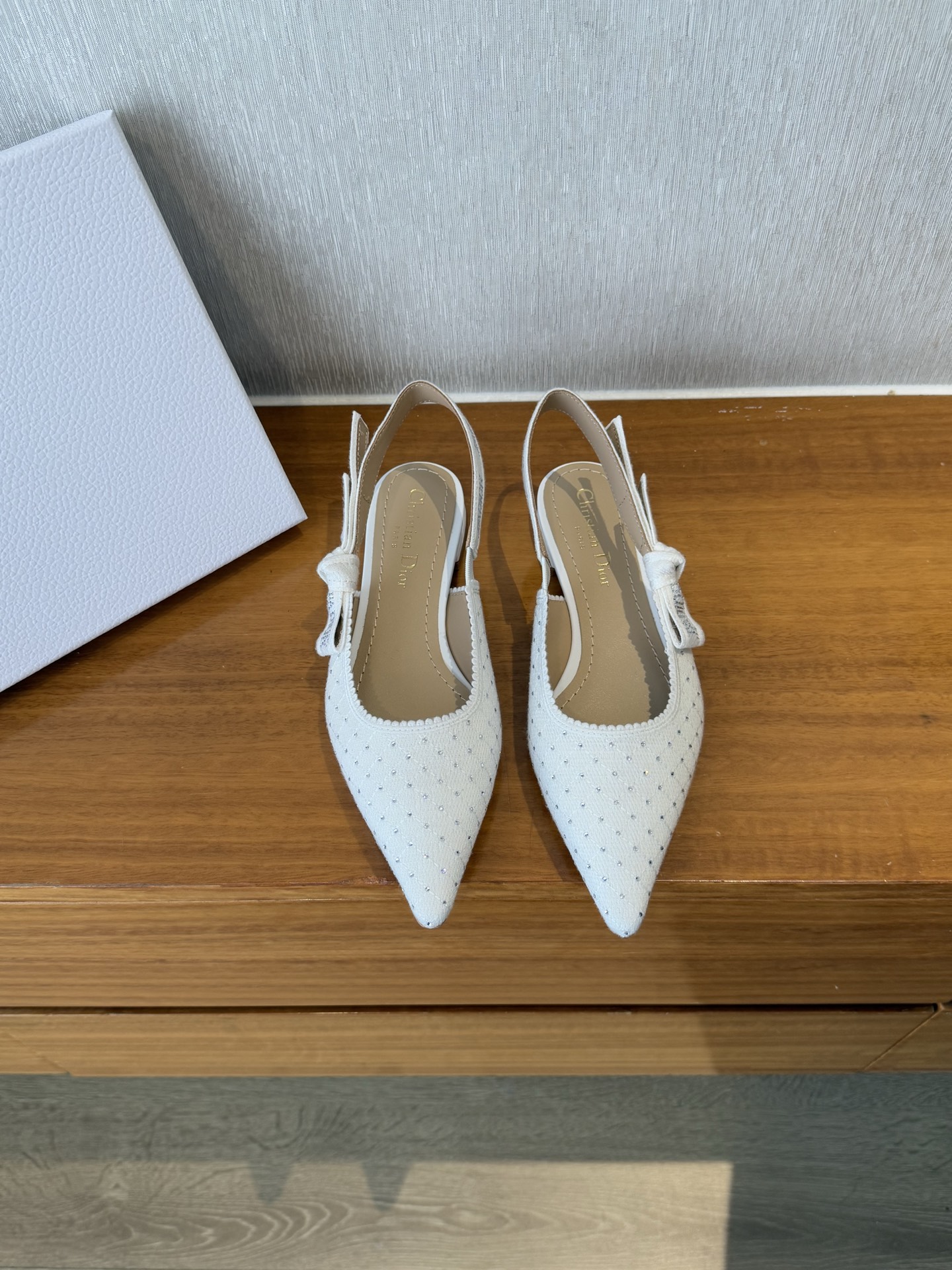 NO:233322,Top quality Dior Classic Tingxu slingback #2025 new colors# Classic colors are supplied for a long time!  The exquisite embroidered upper   ironing craftsmanship is exquisite, and every pair of Buddhas is a work of art, combining nobility and elegance!  Imported lambskin upper, selected water-dyed lambskin material in the inner lining, imported cowhide sole from Italy, lambskin bag heel height 1cm 6.5cm 10cm size35-39 (34 40 41 custom made without return), high heels sandals, dior, sandals, high heels, cowhide, sheepskin19860909顶级品质 Dior 经典廷续 slingback #2025新色# 经典色长期供应！ 精工刺绣鞋面 烫钻工艺,精致绝伦, 每一双放佛都是艺术品,集高贵优雅于一体！ 鞋面进口小羊皮,内里甄选水染小羊皮材质, 鞋底意大利进口牛皮底,小羊皮包跟 跟高1cm 6.5cm 10cm size35-39 (34 40 41定做不退换）,高跟鞋凉鞋,dior,sandals,high heels,cowhide,sheepskin,Women's Shoes