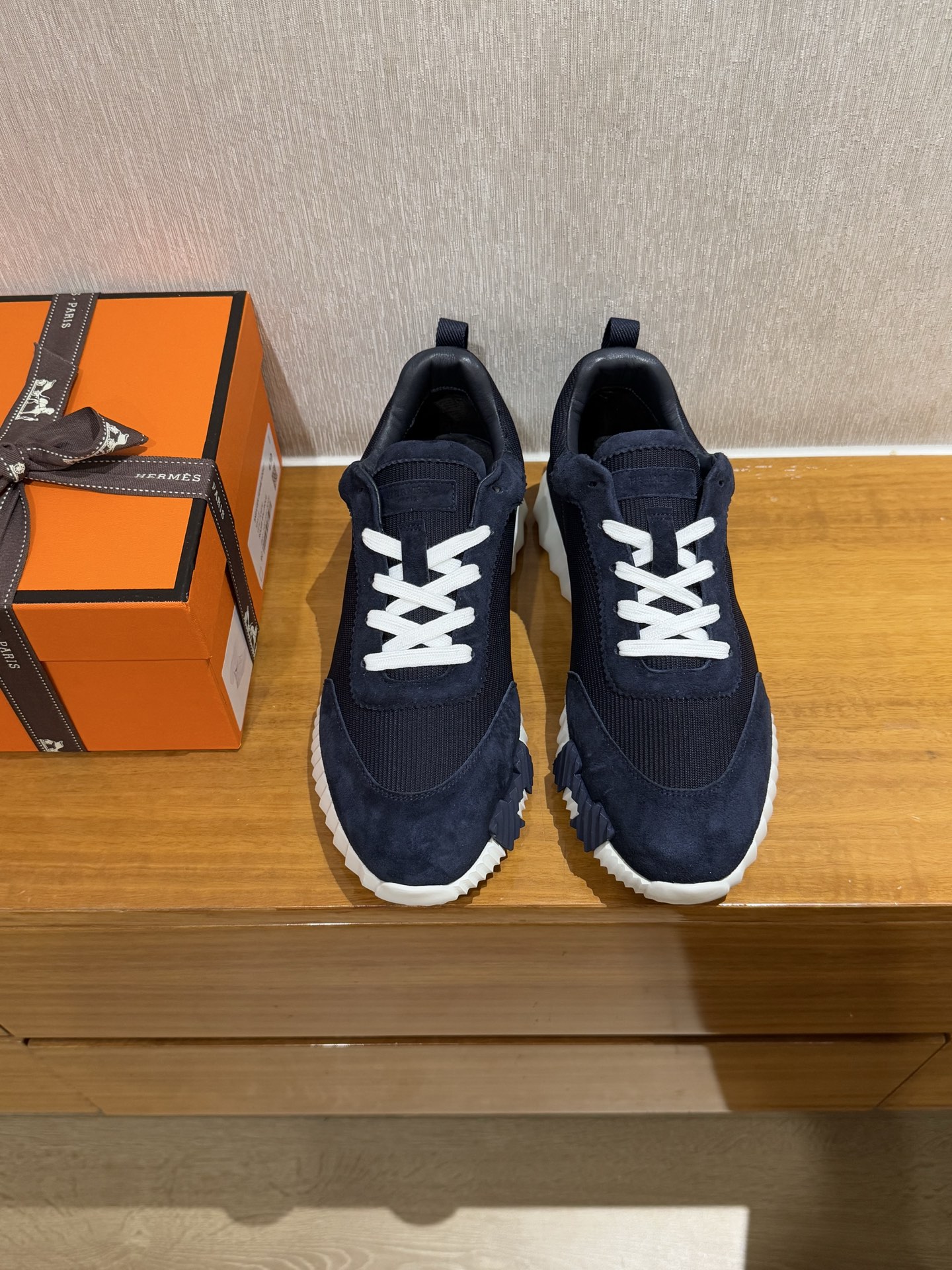 NO:233282,Purchase level hermes ss25 new arrival~ Hot couple style for counters, the first choice for H home delivery!  This pair of Bouncing Sneaker is a classic Hermes model and comes out in many colors every season. It is definitely one of the most worth buying accessories. There are sisters I met!  Don't miss it!  !  He is super light and comfortable. He is not tired after walking for a long time and is not expensive. There is also a small circle for assisting shoes behind. Top quality size: 38-47 (46 47 custom made without return or exchange), casual shoes/sports shoes, hermes, hermes, sneakers19860909代购级别 hermes ss25 new arrival～ 专柜大热情侣款,H家配货首选鞋履！ 这双 Bouncing sneaker 是爱马仕经典款 每一季都会出很多颜色 绝对是最值得买的配货之一 有遇到的姐妹！真的不要错过！！ 他超轻、超舒适 走久不累、价格不贵 后面还有个辅助穿鞋的小圈 顶级精品size:38-47 (46 47订做不退换）,休闲鞋/运动鞋,hermes,hermes,sneakers,Women's Shoes