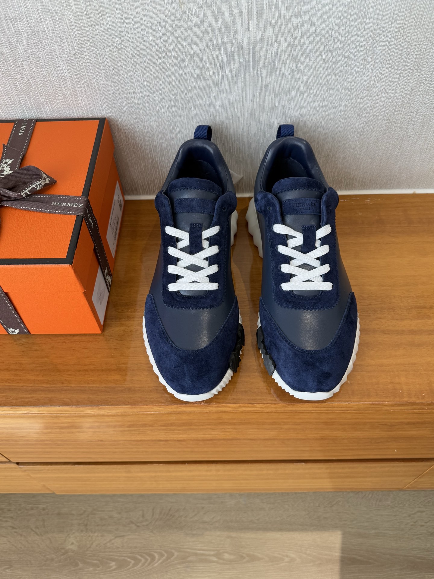 NO:233283,Purchase level hermes ss25 new arrival~ Hot couple style for counters, the first choice for H home delivery!  This pair of Bouncing Sneaker is a classic Hermes model and comes out in many colors every season. It is definitely one of the most worth buying accessories. There are sisters I met!  Don't miss it!  !  He is super light and comfortable. He is not tired after walking for a long time and is not expensive. There is also a small circle for assisting shoes behind. Top quality size: 38-47 (46 47 custom made without return or exchange), casual shoes/sports shoes, hermes, hermes, sneakers19860909代购级别 hermes ss25 new arrival～ 专柜大热情侣款,H家配货首选鞋履！ 这双 Bouncing sneaker 是爱马仕经典款 每一季都会出很多颜色 绝对是最值得买的配货之一 有遇到的姐妹！真的不要错过！！ 他超轻、超舒适 走久不累、价格不贵 后面还有个辅助穿鞋的小圈 顶级精品size:38-47 (46 47订做不退换）,休闲鞋/运动鞋,hermes,hermes,sneakers,Women's Shoes