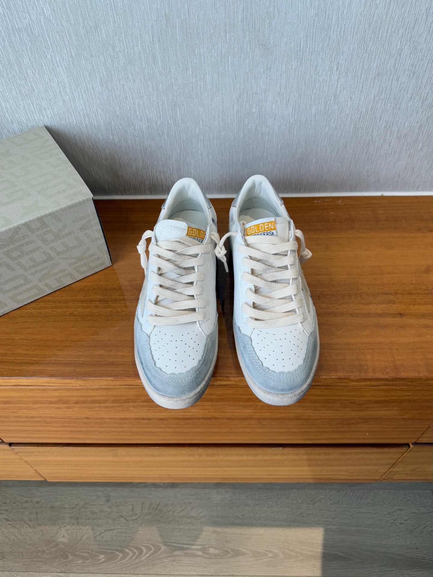 NO:233297,Top quality GGDB small dirty shoes 2025 latest color matching ggdb-Ballstar white with gray/silver tail The yellow label is so eye-catching!  Small dirty shoes that can be worn all year round, a must-have item for everyone. The original last is classic and easy to wear and fashionable~ It’s really good to look at!  Size: 35-40, casual shoes/sports shoes, sneakers19860909顶级品质 GGDB小脏鞋2025最新配色 ggdb-Ballstar白配灰 /银尾 黄标好醒目呀！ 一年四季都可以穿搭的小脏鞋,人手必备单品 原版楦型,经典好穿又时髦～真的hin好看呀！ Size: 35-40,休闲鞋/运动鞋,sneakers,Women's Shoes