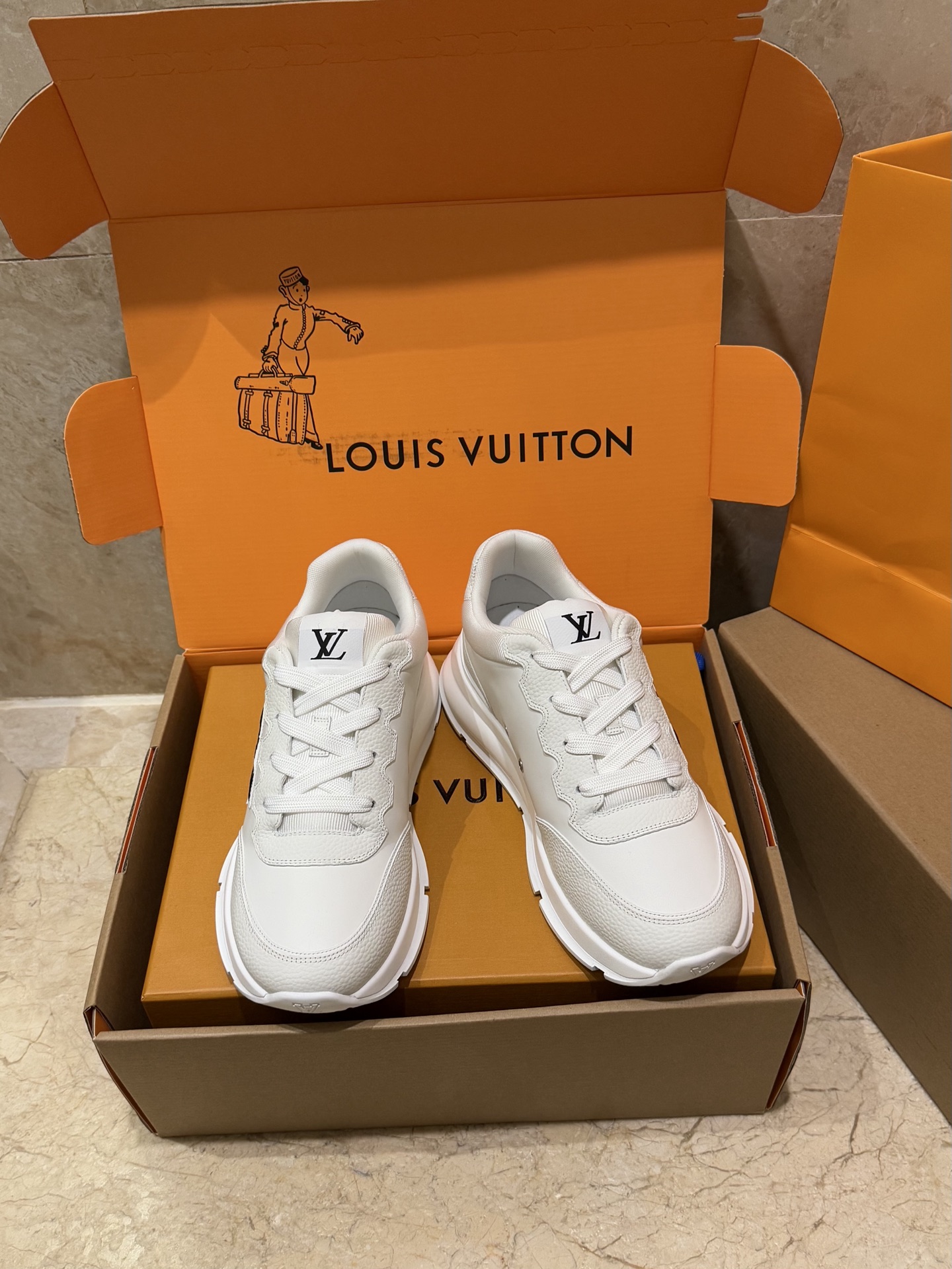 NO:233287,Top quality louis vuitton fw25 new arrival~ Louis Vuitton spring and summer new Classic series sneakers Lv Classic Sneaker series sneakers are really super light and easy to wear. The upper is spliced ​​with different textures of cowhide, the inner metal eye holes and large LV logo are decorated with embellishments. The visual effect is very obvious. It is matched with a light rubber sole, and the feet feel light and comfortable. The upper is imported cowhide   A-level mesh size39-45, casual shoes/sports shoes, christian louboutin, louis vuitton, louis vuitton, louis vuitton, louis vuitton, sneakers, cowhide19860909顶级品质 louis vuitton fw25 new arrival～ 路易威登春夏新款Classic系列运动鞋 Lv这款Classic Sneaker系列运动鞋真的超级 轻便好穿,鞋面采用不同纹路牛皮拼接,内侧金属眼孔及大LV logo饰以点缀,视觉效果很明显,搭配轻质橡胶鞋底,脚感轻盈 舒适无比 鞋面进口牛皮 A级网布 size39-45,休闲鞋/运动鞋,christian louboutin,louis vuitton,louis vuitton,louis vuitton,sneakers,cowhide,Women's Shoes