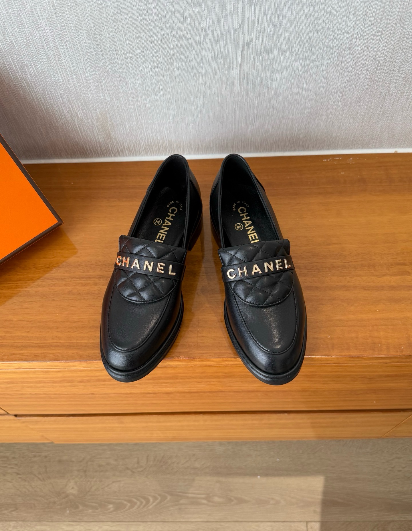 NO:233290,Top quality chanel fw25 new arrival~ Xiaoxiang spring and summer new diamond letter loafers, a must-have item for fashionable summer!  So fragrant ~ Sheepskin noodles/skin lining/rubber outsole Size35-39 (40.41 custom made without return or exchange), slippers, chanel, loafers, slippers, sheepskin19860909顶级品质 chanel fw25 new arrival～ 小香春夏新款菱格字母乐福鞋 时髦精夏日必备穿搭单品！太香了～ 羊皮面/ 羊皮里 /橡胶大底 Size35-39（40.41订做不退换),拖鞋单鞋,chanel,loafers,slippers,sheepskin,Women's Shoes