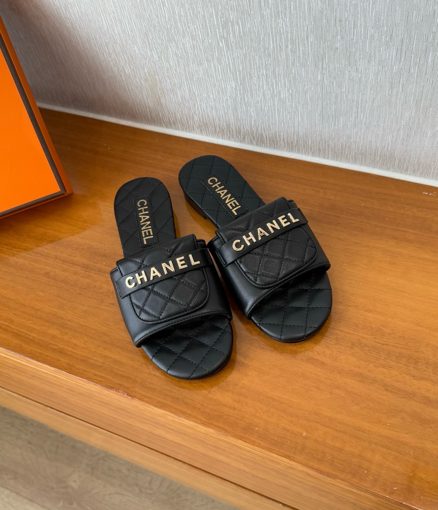 NO:233292,Top quality chanel fw25 new arrival~ Xiaoxiang spring and summer new diamond letter slippers A must-have item for fashionable summer!  So fragrant ~ Sheepskin noodles/skin lining/skin sole Size35-39 (40.41 custom made without return or exchange), slippers, chanel, slippers, sheepskin, Leather soles19860909顶级品质 chanel fw25 new arrival～ 小香春夏新款菱格字母拖鞋 时髦精夏日必备穿搭单品！太香了～ 羊皮面/ 羊皮里 /真皮大底 Size35-39（40.41订做不退换),拖鞋单鞋,chanel,slippers,sheepskin,Leather soles,Women's Shoes