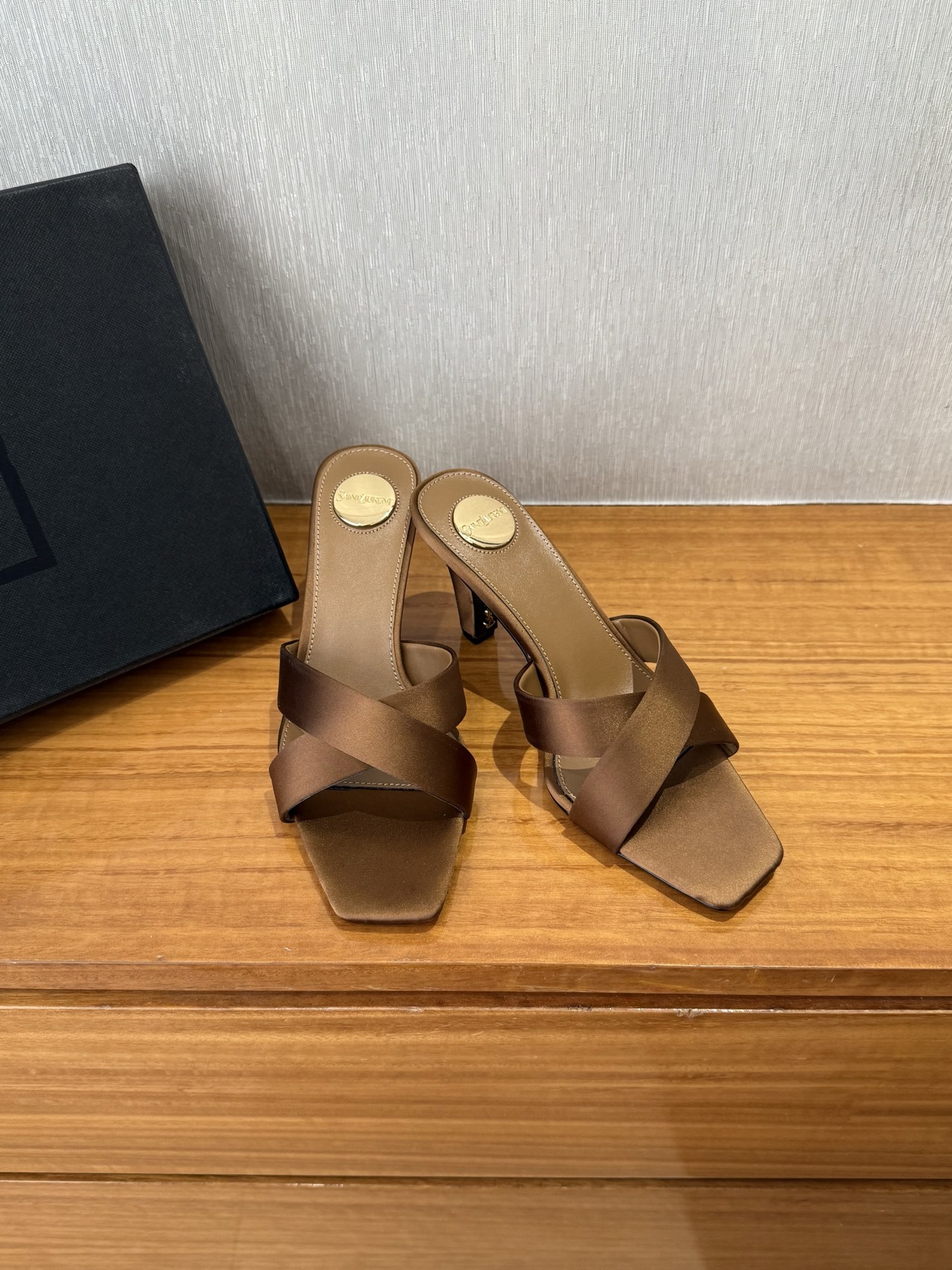 NO:385724,Top quality saint laurent ss25 new arrival~ Saint Laurent YSL Spring and Summer Series New High Heel Slippers Beautiful, Exquisite, Elegant, Sexy Beauty YSL is super good-looking on the feet. YSL is also the must-have item for women's fashionable genius in summer matching!  Customized silk satin upper fabric lining sheepskin lining/foot pads Sole imported from Italy genuine leather outsole Heel height: 7cm Size: 35-39 (40 custom made without return or exchange), slippers, saint laurent, saint laurent, saint laurent, saint laurent, slippers, sheepskin, real silk, silk fabric, Leather soles19860909顶级品质 saint laurent ss25 new arrival～ 圣罗兰YSL 春夏系列新款高跟拖鞋 绝美 精致 优雅 性感尤物YSL上脚超好看哦 ysl还是最懂女人时髦精夏日搭配必备单品！ 鞋面定制真丝绸缎材质面料 里衬羊皮内里/垫脚 鞋底意大利进口真皮大底 跟高: 7cm Size: 35-39 (40订做不退换）,拖鞋,saint laurent,saint laurent,saint laurent,slippers,sheepskin,real silk,silk fabric,Leather soles,Women's Shoes