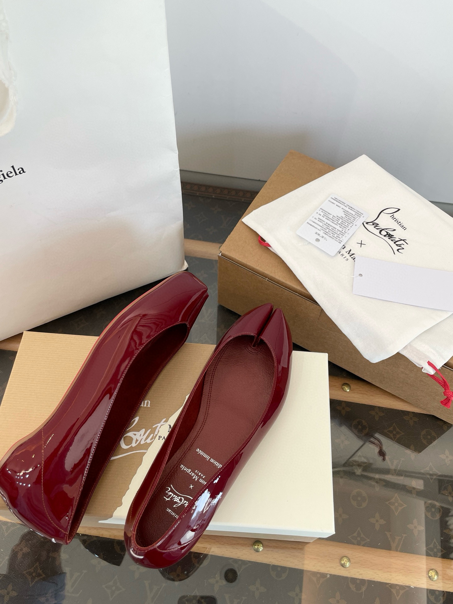 NO:263604,: More details Foot pad gold stamping // Embossed fonts are clear and even ~ detailed and complete ~ three-dimensional ~ very natural The effect is exactly the same. All details are handled very carefully ~ In order to achieve the original foot feel, it is definitely not a quality that can be compared with small workshops. Different from market currency ~ welcome to have any one, single shoes19860909: 更多细节 垫脚烫金//压纹字体 清晰均匀～细致完整～立体感十足～很自然 效果与如出一辙 各个细节都处理得超细致～为了达到原版脚感在楦头上没少下功夫 绝不是那种小作坊能比拟的品质 区别市场通货~欢迎任意,单鞋,Women's Shoes