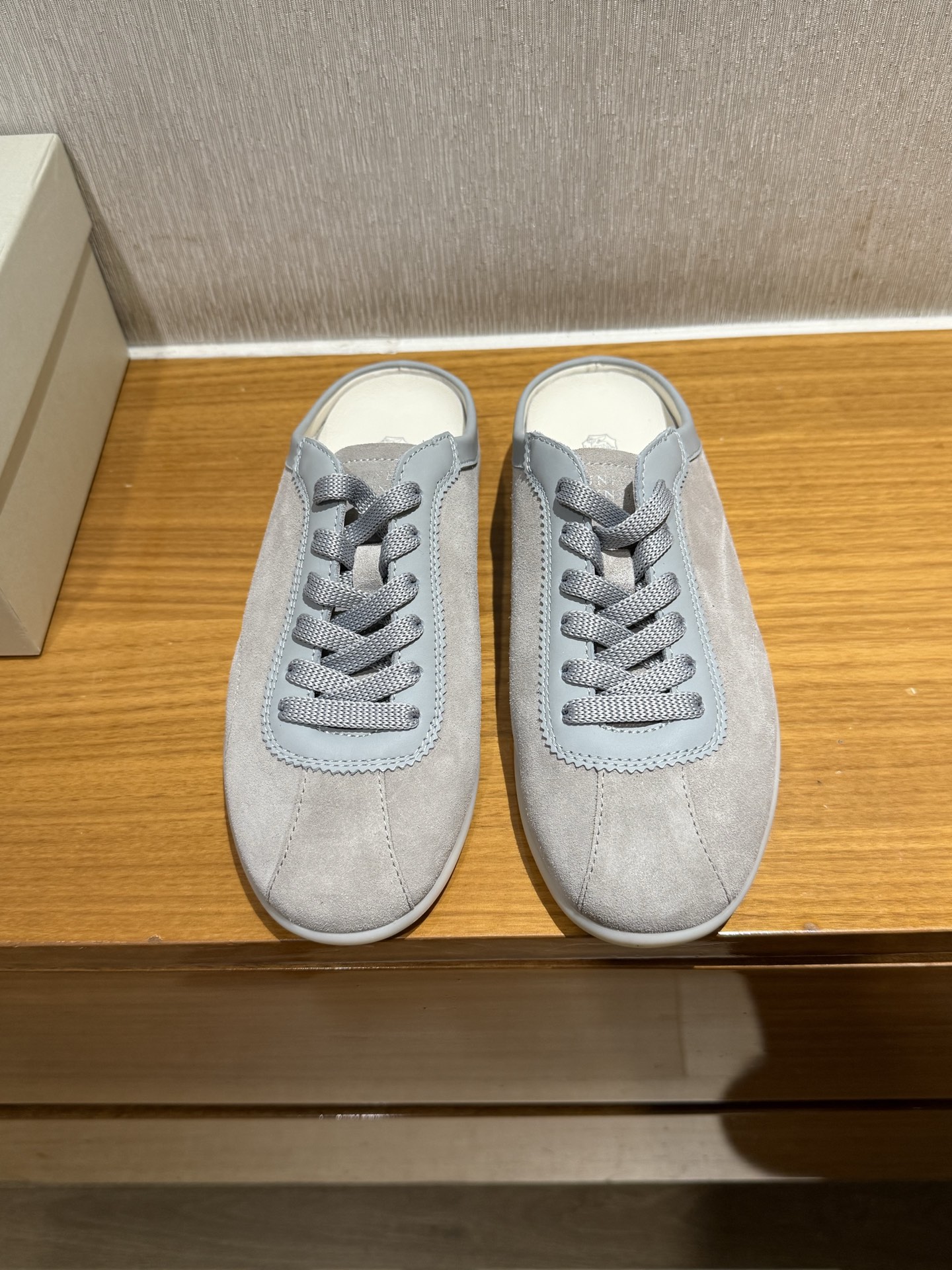 Brunello Cucinelli nouvelle collection couple mocassins en daim à lacets daim importé cuir assemblage semelle intérieure en latex amovible