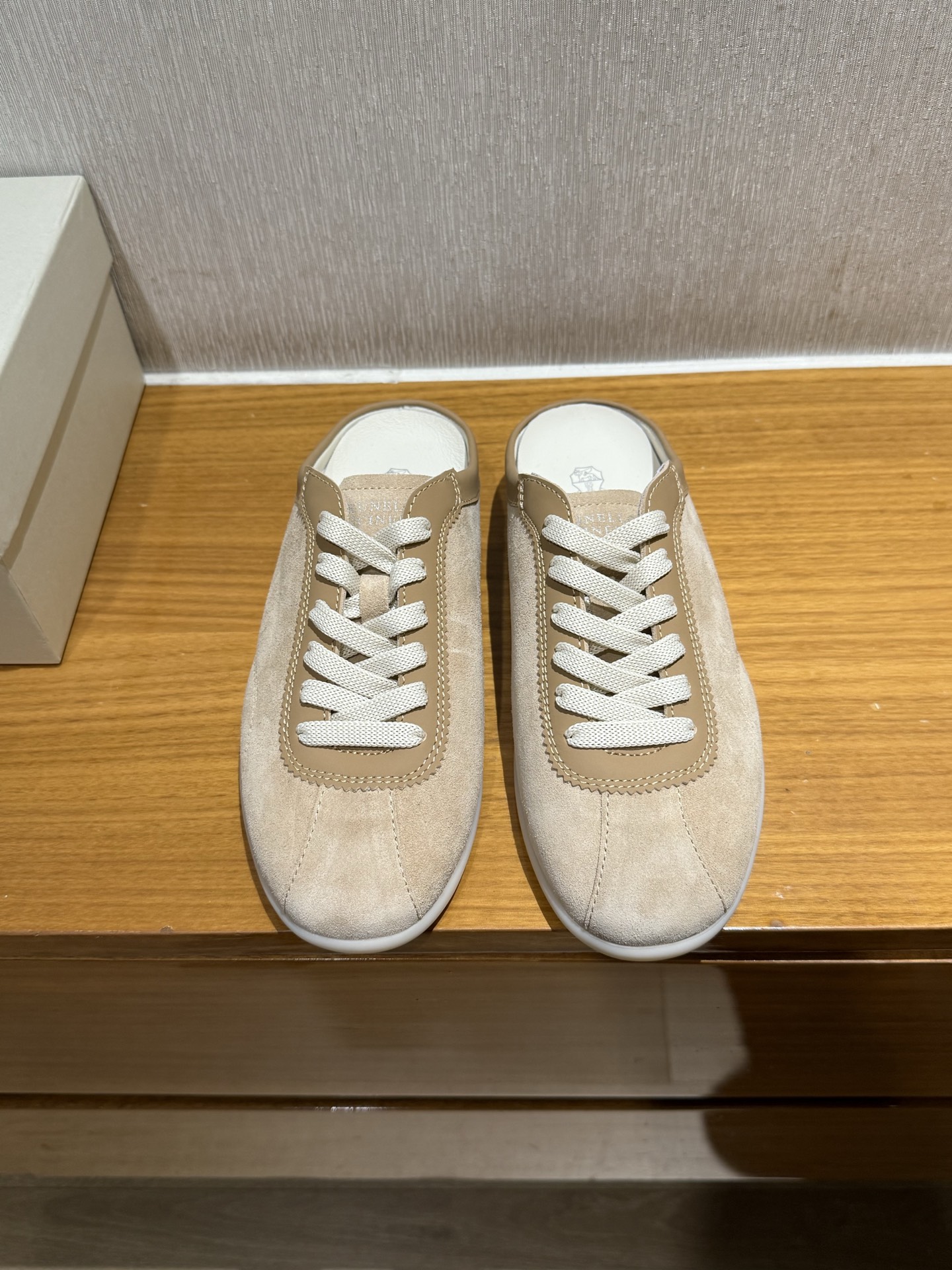 Brunello Cucinelli nouvelle collection couple mocassins à lacets en daim, daim importé, cuir de vachette, semelle intérieure en latex amovible