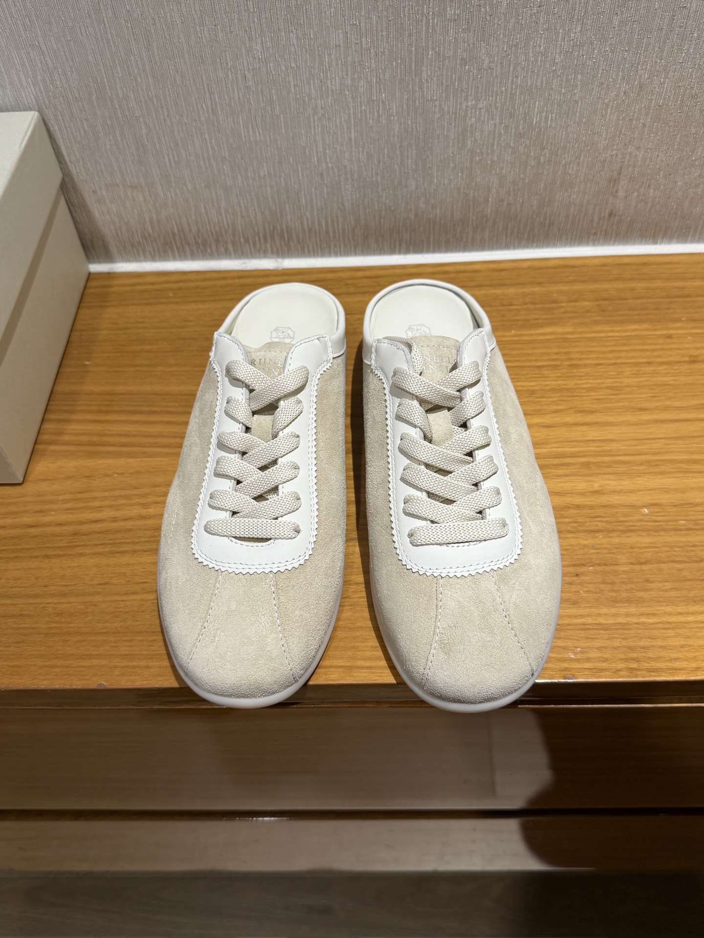 Brunello Cucinelli nouvelle collection couple mocassins à lacets en daim, daim importé, cuir de vachette, semelle intérieure en latex amovible