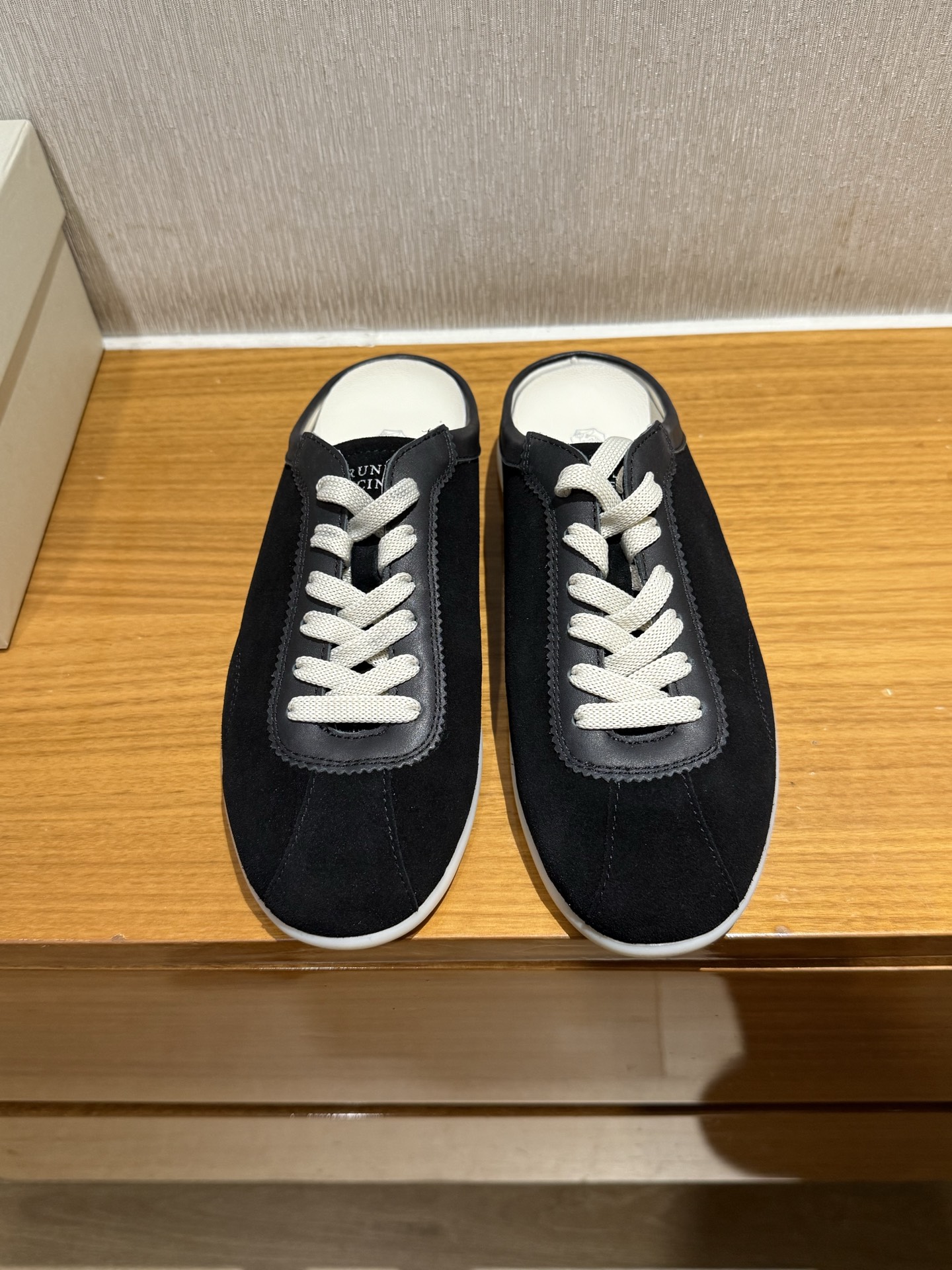 Brunello Cucinelli nouvelle collection couple mocassins à lacets en daim daim importé cuir de vachette assemblage semelle intérieure en latex amovible