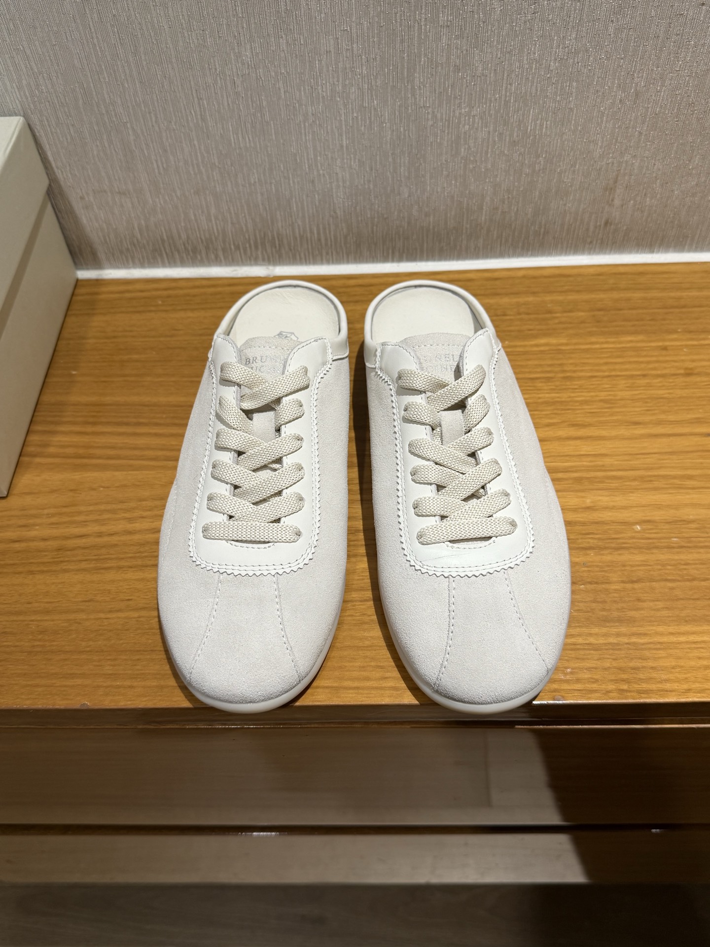 Brunello Cucinelli nouvelle collection couple mocassins à lacets en daim, daim importé, cuir de vachette assemblé, semelle intérieure en latex amovible