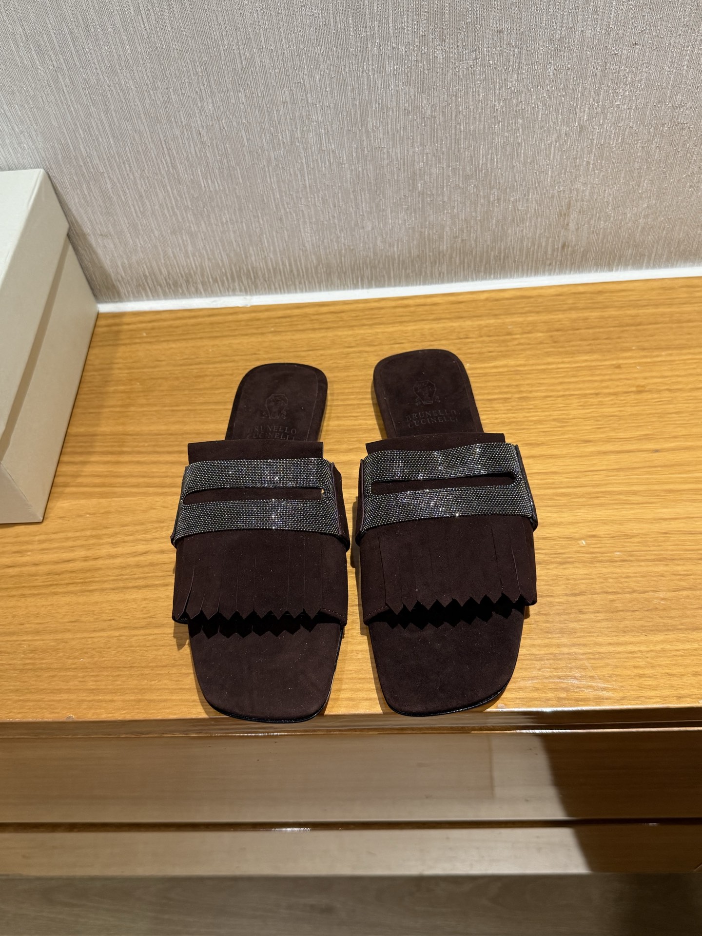 Brunello Cucinelli klassieke vintage slippers, geïmporteerd rundvee-nubuck, watergeverfd schapenleer, Italiaanse leren zool