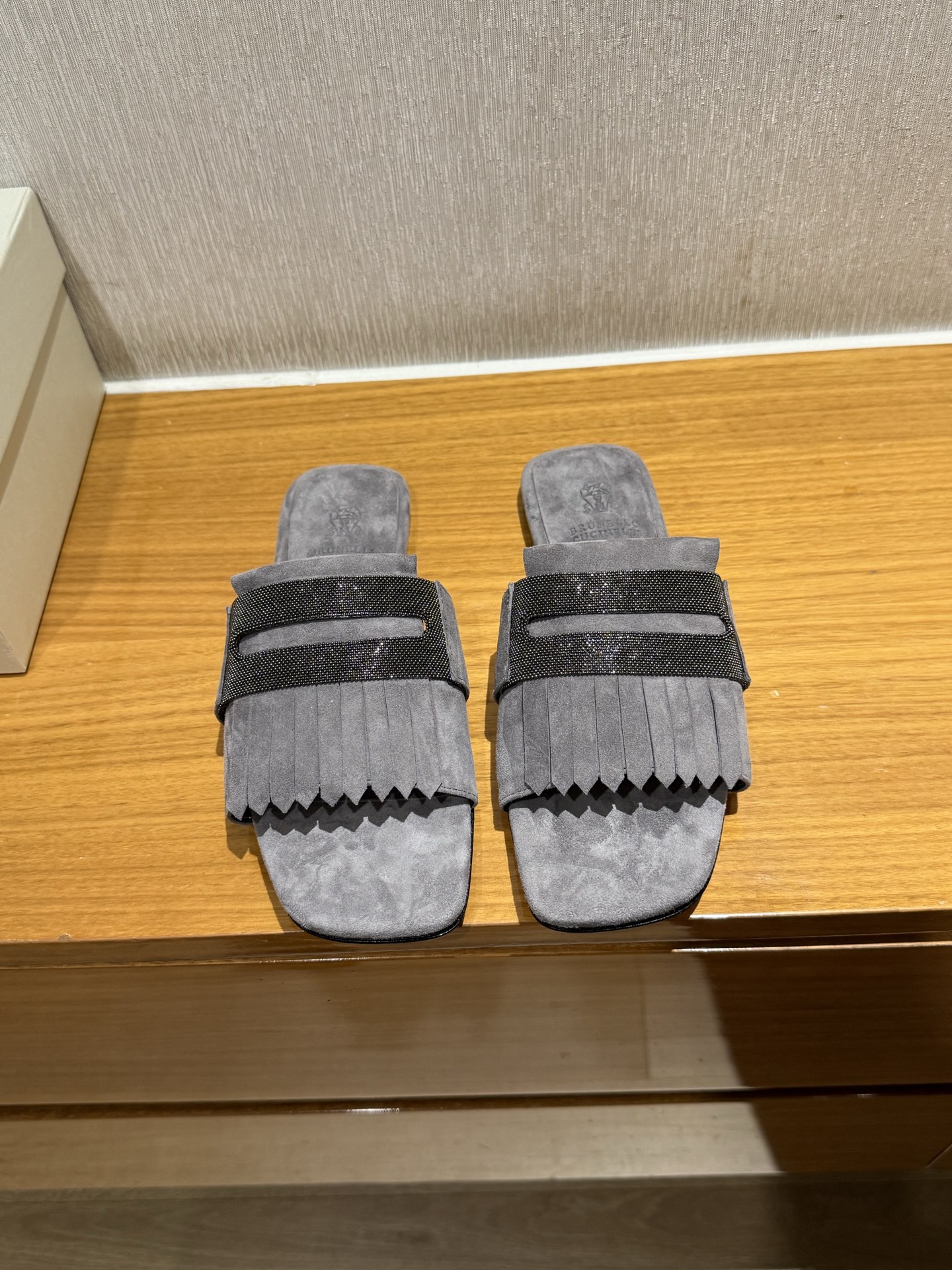 Brunello Cucinelli klassieke vintage slippers, geïmporteerd rundveepluche, watergeverfd schapenleer, Italiaanse leren zool