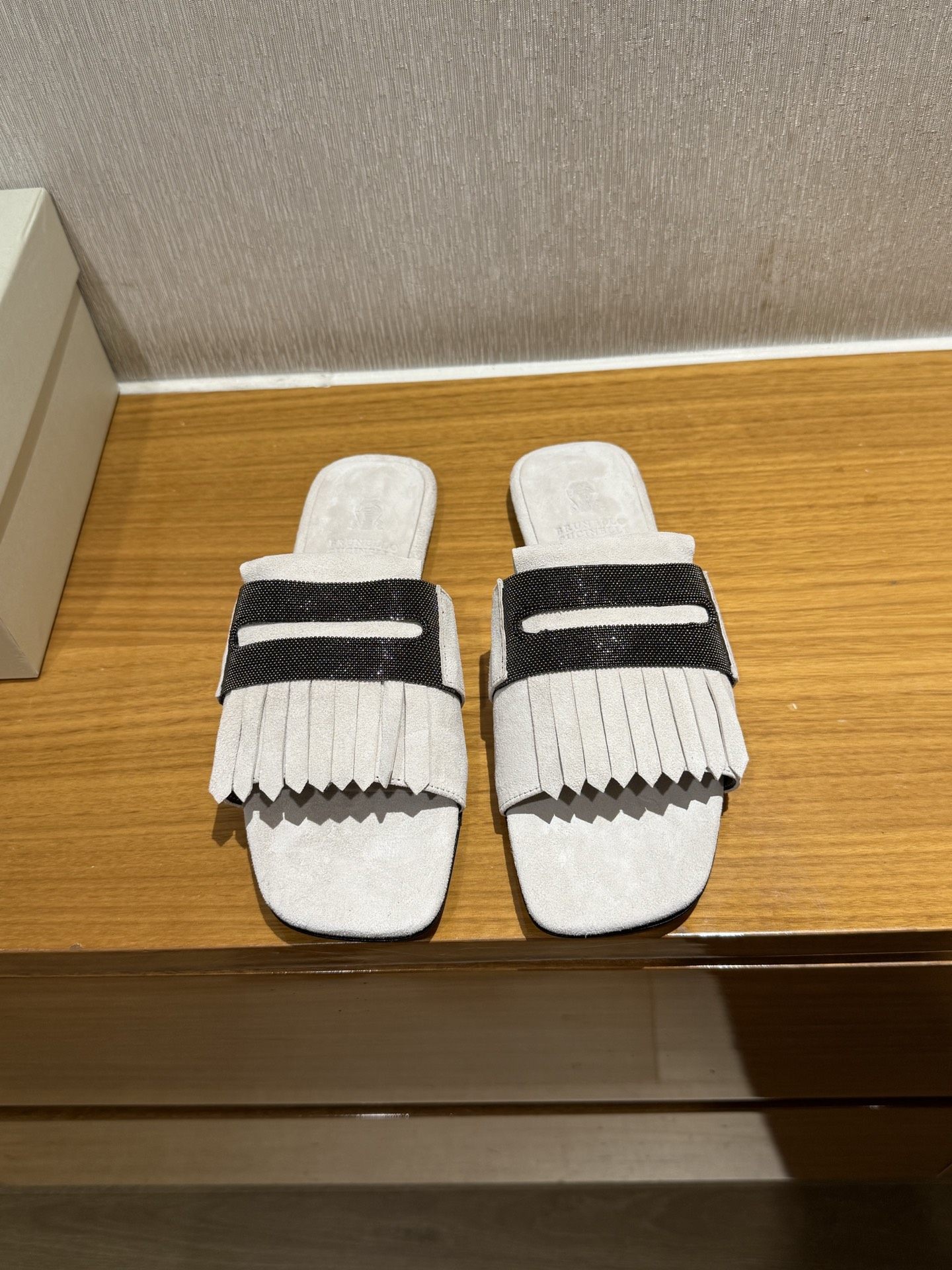 Brunello Cucinelli klassieke vintage slippers, geïmporteerd rundveepluis, watergeverfd schapenleer, Italiaanse leren zool