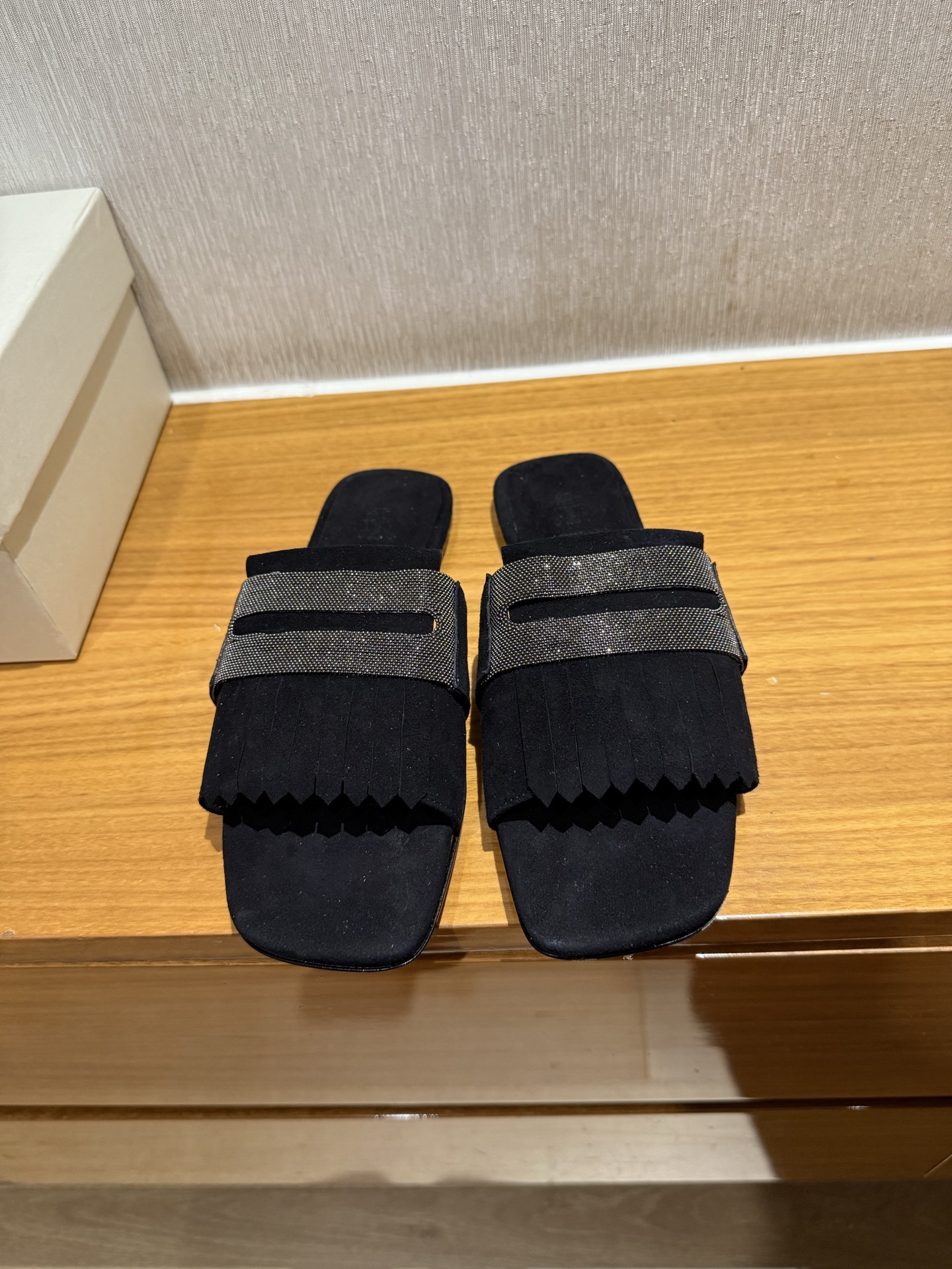 Brunello Cucinelli klassieke vintage slippers, geïmporteerd rundvee-nubuck, watergeverfd schapenleer, Italiaanse leren zool