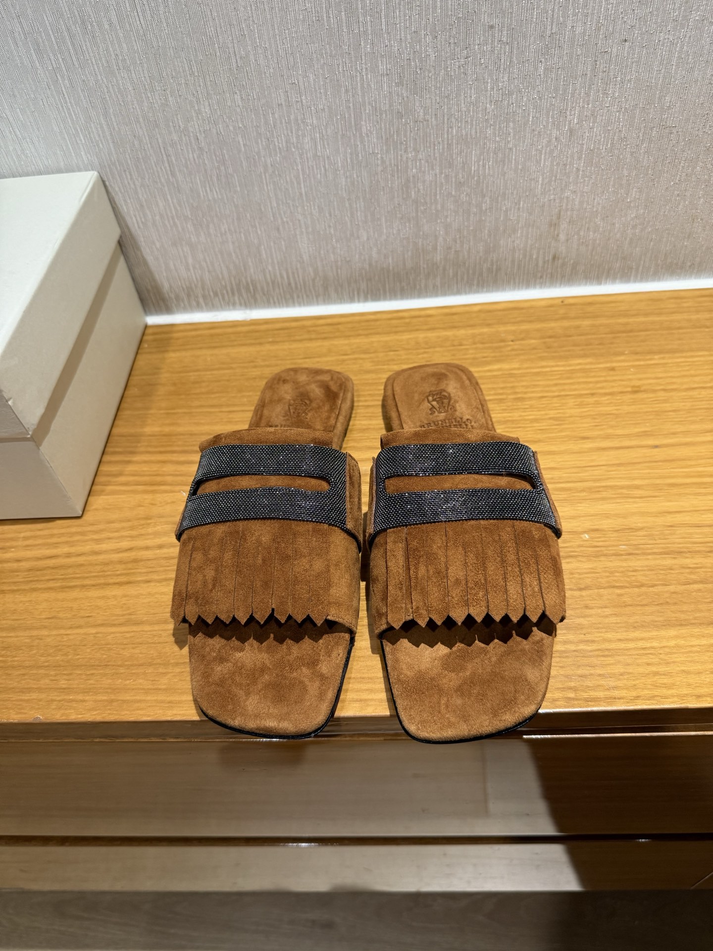 Brunello Cucinelli klassieke vintage slippers, geïmporteerd rundvee-nubuck, watergeverfd schapenleer, Italiaanse leren zool