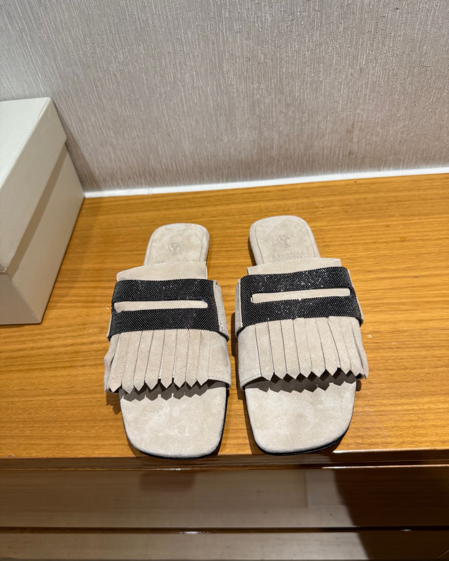 Brunello Cucinelli klassieke vintage slippers, geïmporteerd rundvee-nubuck, watergeverfd schapenleer, Italiaanse leren zool