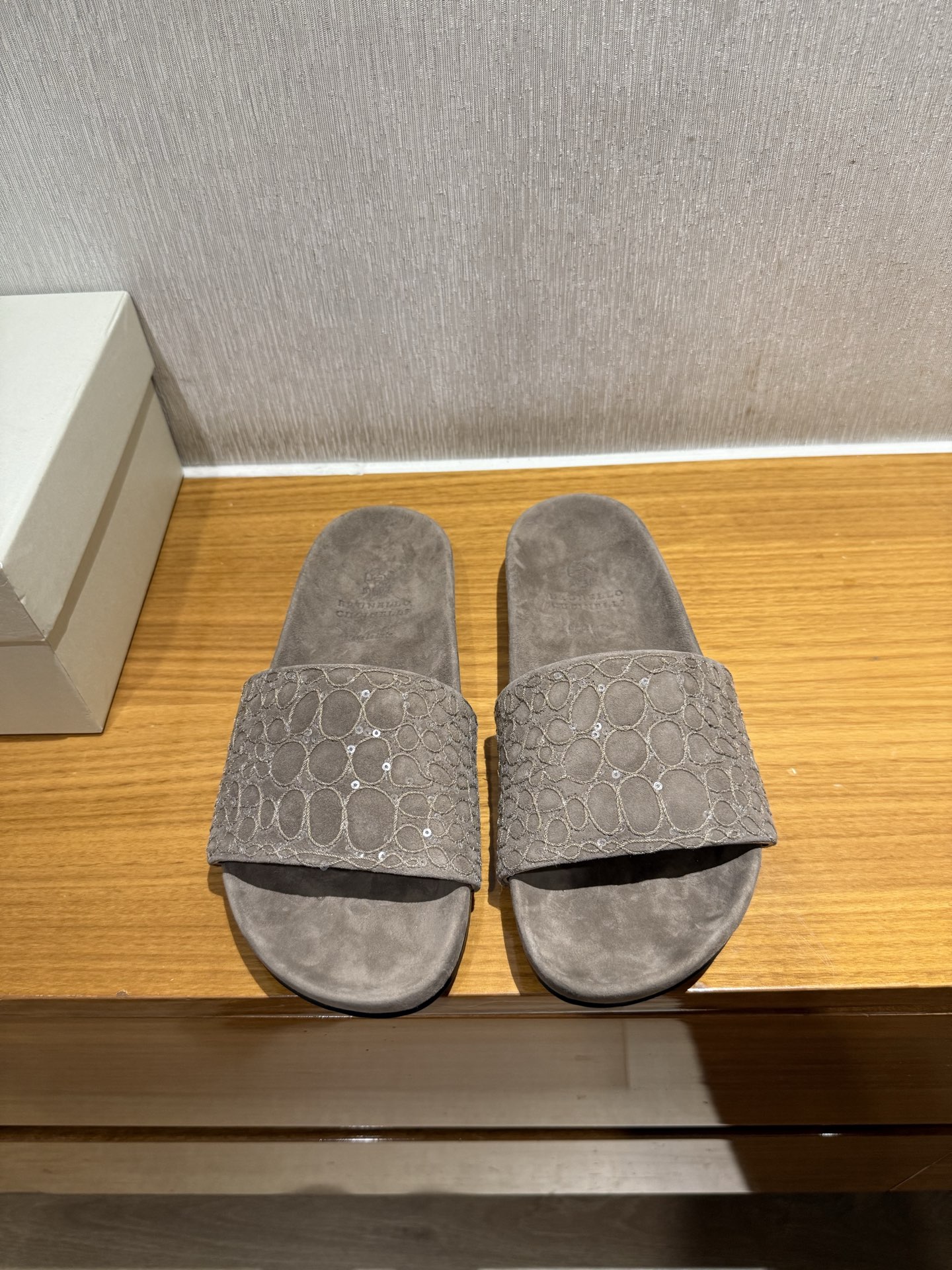 Brunello Cucinelli klassieke vintage slippers, geïmporteerd runderdons, watergeverfd lamsleer, Italiaanse leren zool