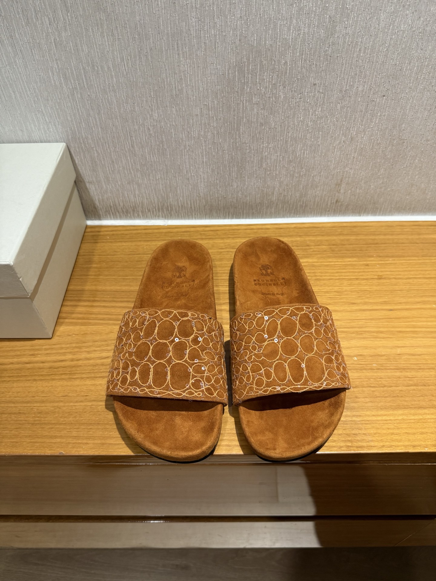 Brunello Cucinelli klassieke vintage slippers, geïmporteerd rundvee-nubuck, watergeverfd schapenleer, Italiaanse leren zool