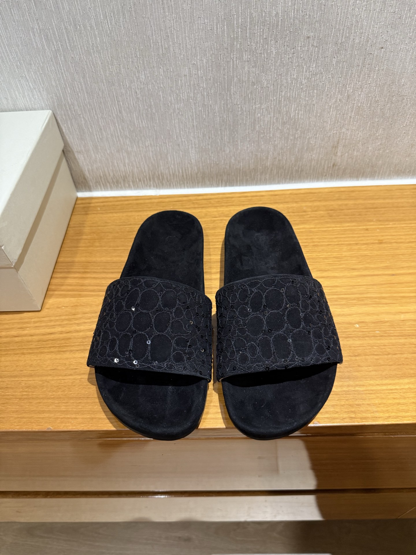 Brunello Cucinelli klassieke vintage slippers, geïmporteerd rundveepluche, watergeverfd schapenleer, Italiaanse leren zool