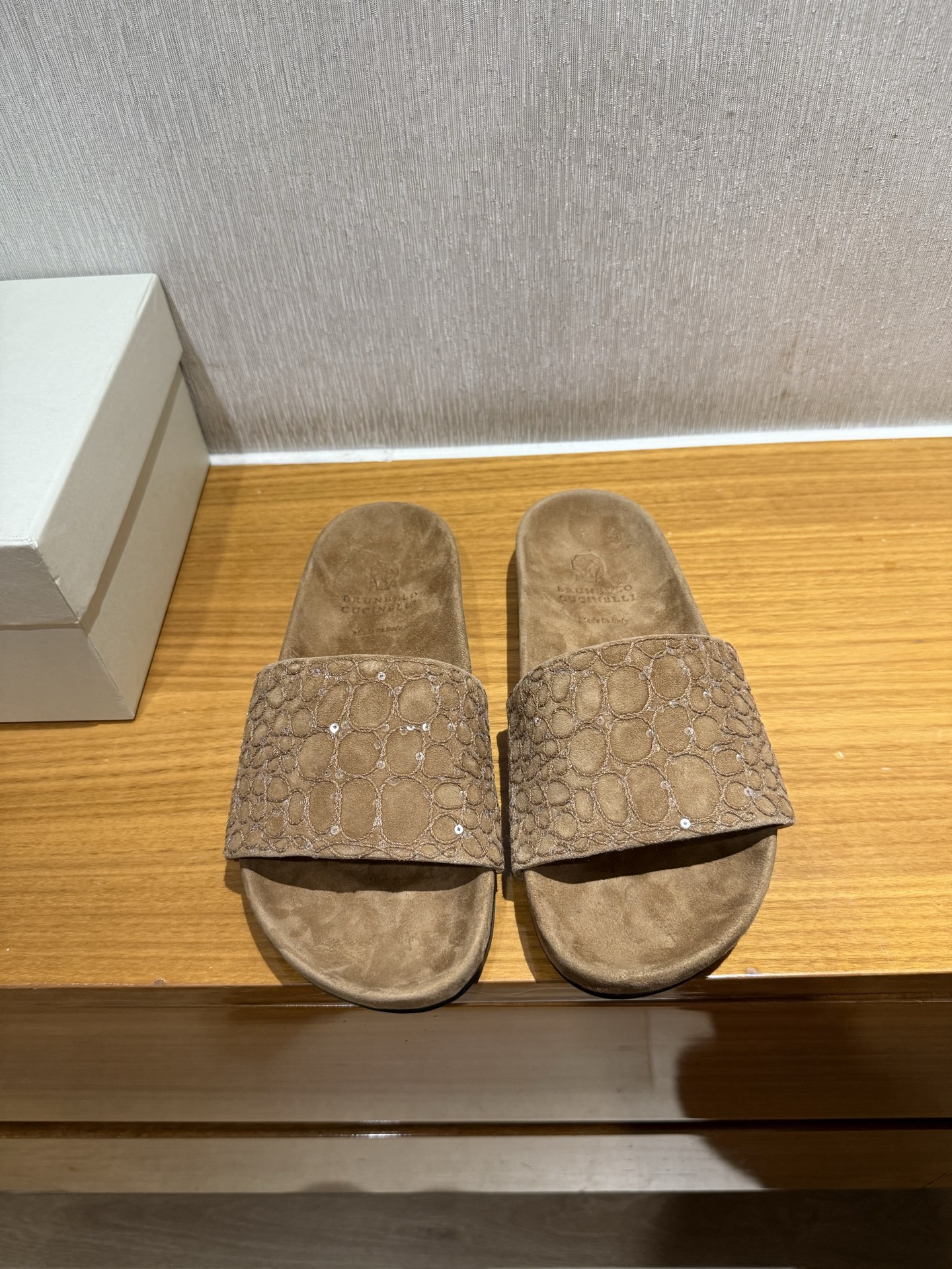 Brunello Cucinelli klassieke vintage slippers, geïmporteerd runderdons, watergeverfd schapenleer, Italiaanse leren zool