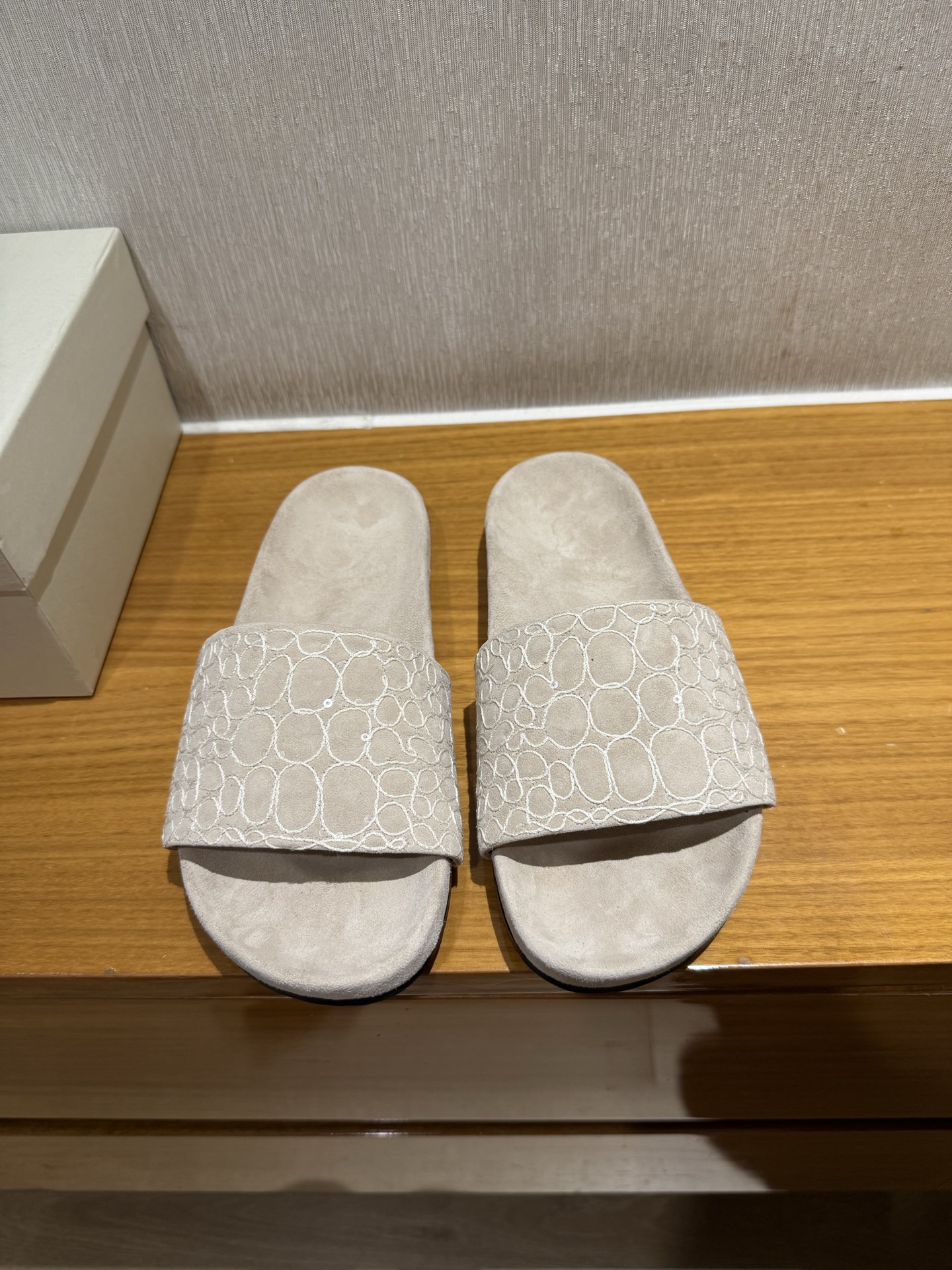 Brunello Cucinelli klassieke vintage slippers, geïmporteerd rundveepluche, watergeverfd schapenleer, Italiaanse leren zool