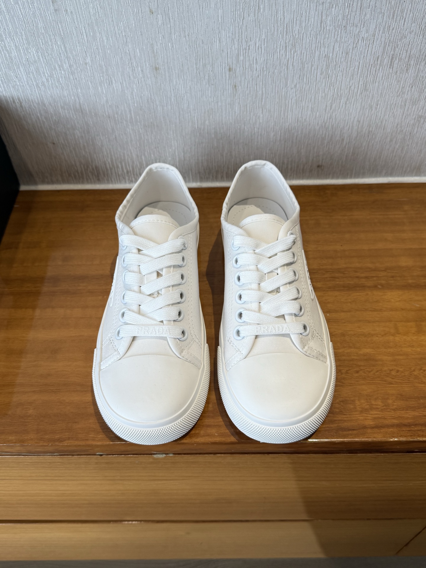 NO:392714,Top quality prada ss25 new arrival~ pjia 2025 summer/new triangle canvas shoes. This season's canvas shoes are not that bulky compared to the 24 canvas shoes. On the contrary, they are more light and comfortable, and the shape is a bit slight canvas shoes that are suitable for all seasons!  Size: 35 36 37 38 39 40, casual shoes/sports shoes, prada, sneakers19860909顶级品质 prada ss25 new arrival～ p家2025夏/新款三角标帆布鞋 这一季的帆布鞋相对于24款的帆布鞋而言没有那么的笨重～相反更加的轻便舒适,造型上也略带些许可爱四季都可穿搭的帆布鞋必入！ Size: 35 36 37 38 39 40,休闲鞋/运动鞋,prada,sneakers,Women's Shoes