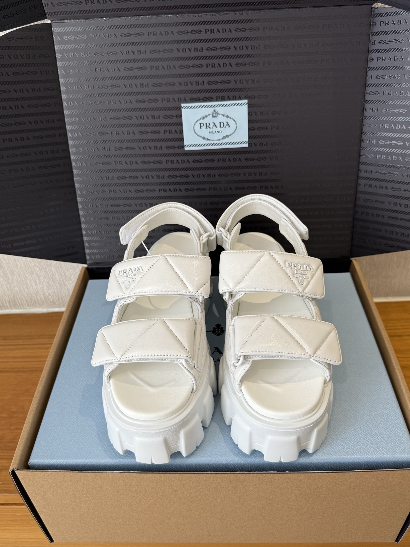 NO:404631,【Dongguan】 Prada 25ss Spring and Summer Nappa Leather Velcro Slippers｜Original Purchase Level - White Material and Crafts Original Nappa Leather Upper with hook ring buckle Metal letter logo 4.5cm concave and lump rubber thick sole size35-40, sandals, prada, sandals, slippers19860909【莞产】 Prada 25ss春夏Nappa皮革魔术贴拖鞋｜原版购入代购级别 -白色 材质与工艺 原版Nappa皮革 鞋面带有钩圈搭扣 金属字母徽标 4.5cm凹凸纹橡胶厚底 size35-40,凉鞋,prada,sandals,slippers,Women's Shoes