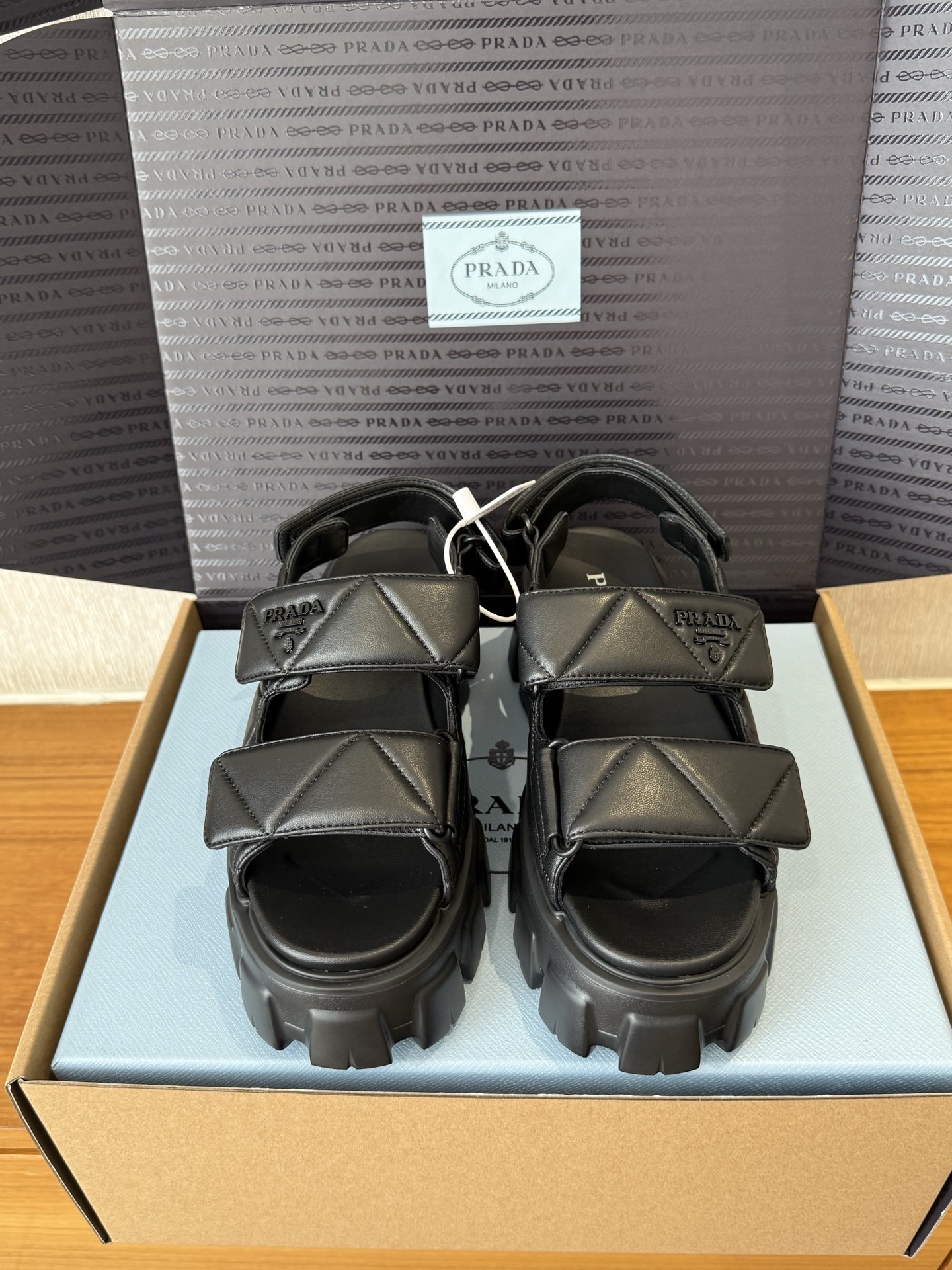 NO:404598,【Dongguan】 Prada 25ss Spring and Summer Nappa Leather Velcro Slippers｜Original Purchase Level - Black Material and Crafts Original Nappa Leather Upper with hook ring buckle Metal letter logo 4.5cm concave and lump rubber thick sole size35-40, sandals, prada, sandals, slippers19860909【莞产】 Prada 25ss春夏Nappa皮革魔术贴拖鞋｜原版购入代购级别 -黑色 材质与工艺 原版Nappa皮革 鞋面带有钩圈搭扣 金属字母徽标 4.5cm凹凸纹橡胶厚底 size35-40,凉鞋,prada,sandals,slippers,Women's Shoes