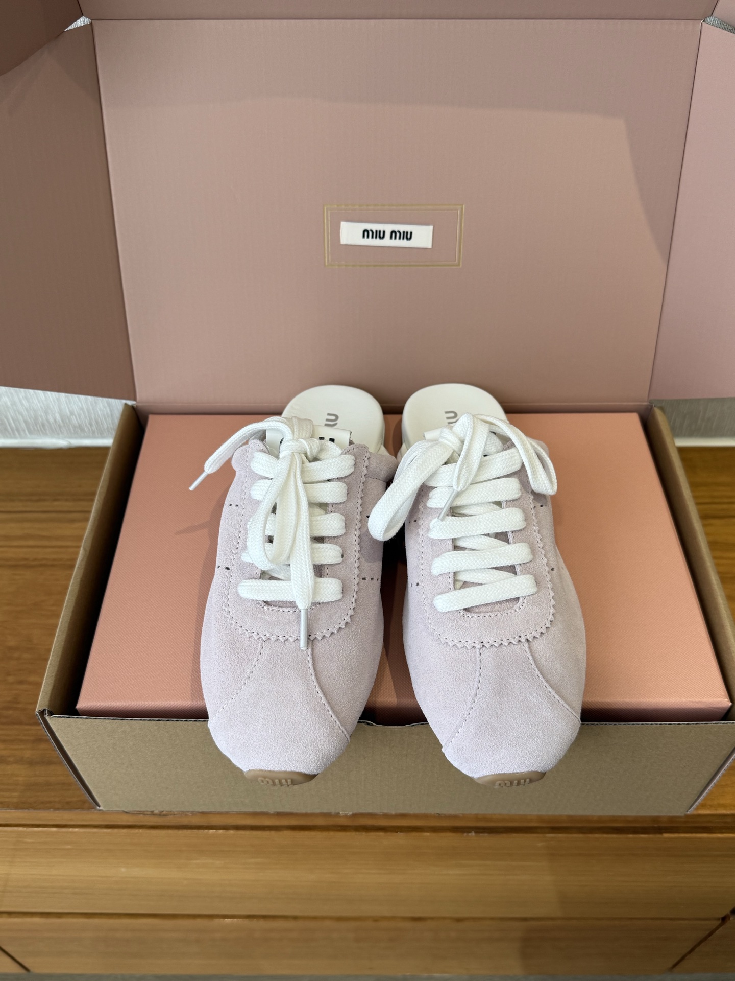 NO:404592,Top quality miumiu 25ss new arrival~ Miu Home 2025 summer/light and thin and new semi-drag products, beef reverse velvet + cloth/lambskin material, delicate and soft texture~ Single-layer leather upper Combined with thin sole, nude feeling on the upper foot is light and comfortable size 35-40, semi-drag, miumiu, sheepskin19860909顶级品质 miumiu 25ss new arrival～ Miu家2025夏/轻薄德训新半拖新品 牛反绒+布/小羊皮材质,质感细腻柔软～ 单层皮鞋面 结合薄底,上脚裸感轻便舒适 size 35-40,半拖,miumiu,sheepskin,Women's Shoes