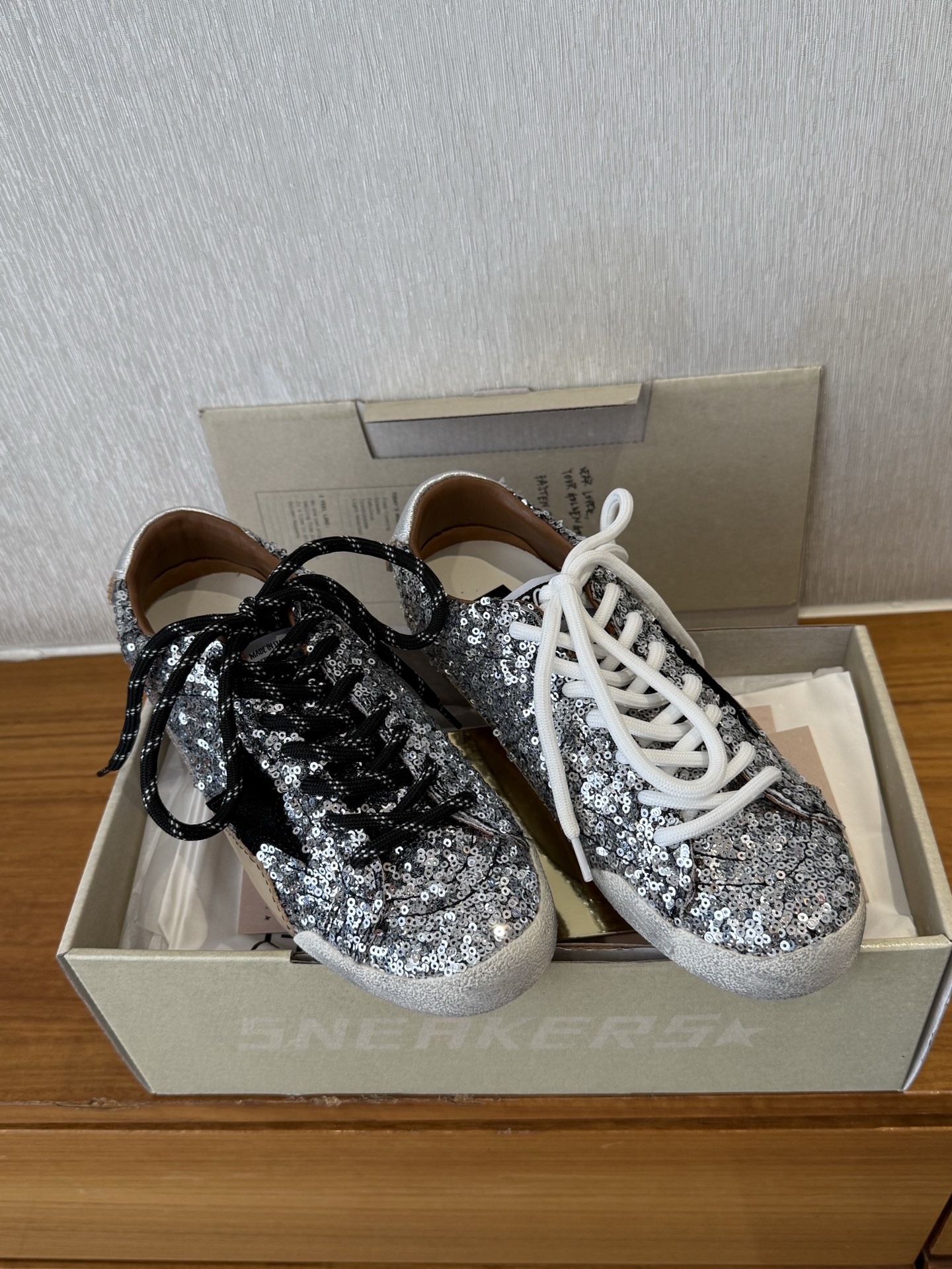 NO:404608,Top quality GGDB small dirty shoes 2025 latest color matching GGDB limited edition Truestar silver sequin thin-soled sneakers bling bling bling is very beautiful and shiny ~ really beautiful. Small dirty shoes that can be worn all year round, a must-have item for everyone!  Couple Size: 35-44, casual shoes/sports shoes, sneakers19860909顶级品质 GGDB小脏鞋2025最新配色 GGDB限定版Truestar银色亮片薄底运动鞋 bling bling非常漂亮闪闪发光～真的美到爆炸 一年四季都可以穿搭的小脏鞋,人手必备单品！ 情侣Size: 35-44,休闲鞋/运动鞋,sneakers,Women's Shoes